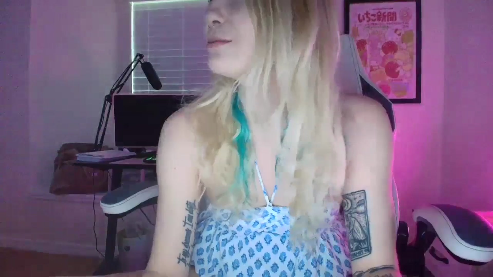 Gallery image thumbnail from DuckChan0's myfreecams stream on, 05/28/2025, 23:04 image 8 of 20