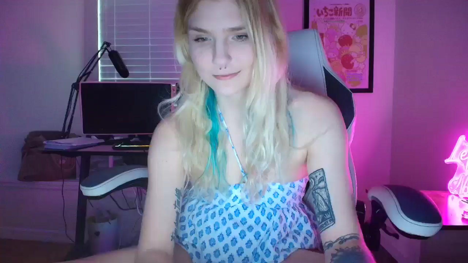 Gallery image thumbnail from DuckChan0's myfreecams stream on, 05/28/2025, 23:04 image 9 of 20