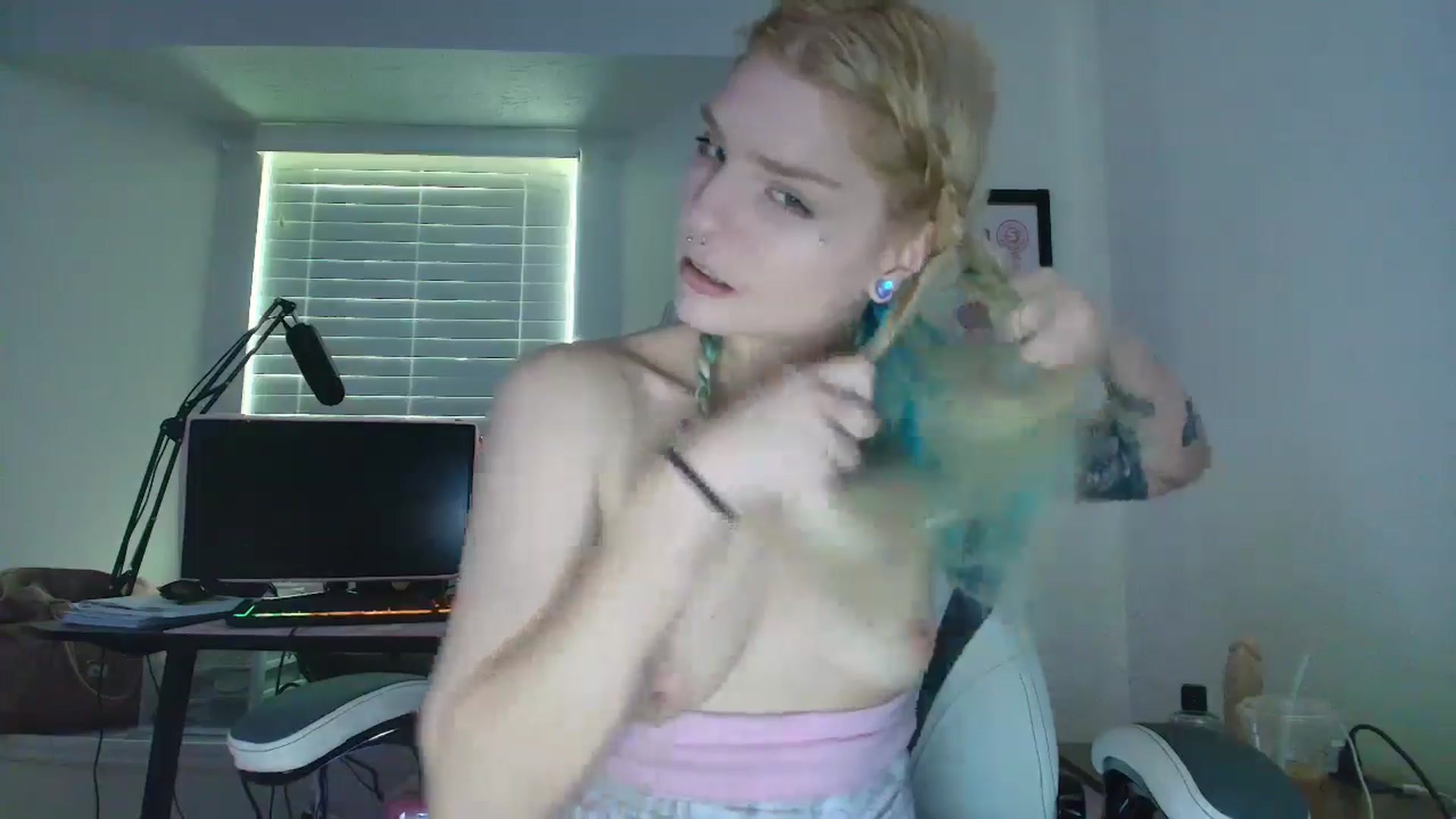 Gallery image thumbnail from DuckChan0's myfreecams stream on, 05/29/2025, 14:41 image 4 of 20