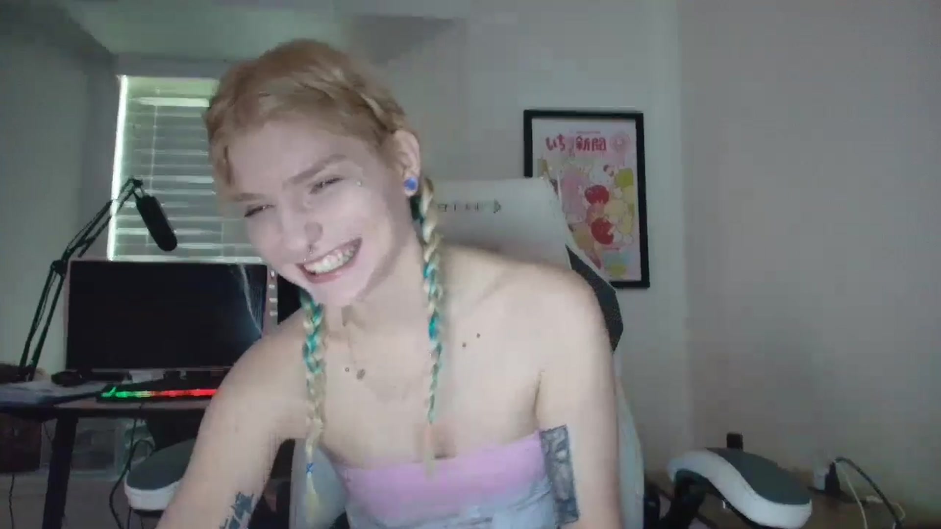 Gallery image thumbnail from DuckChan0's myfreecams stream on, 05/29/2025, 14:41 image 15 of 20