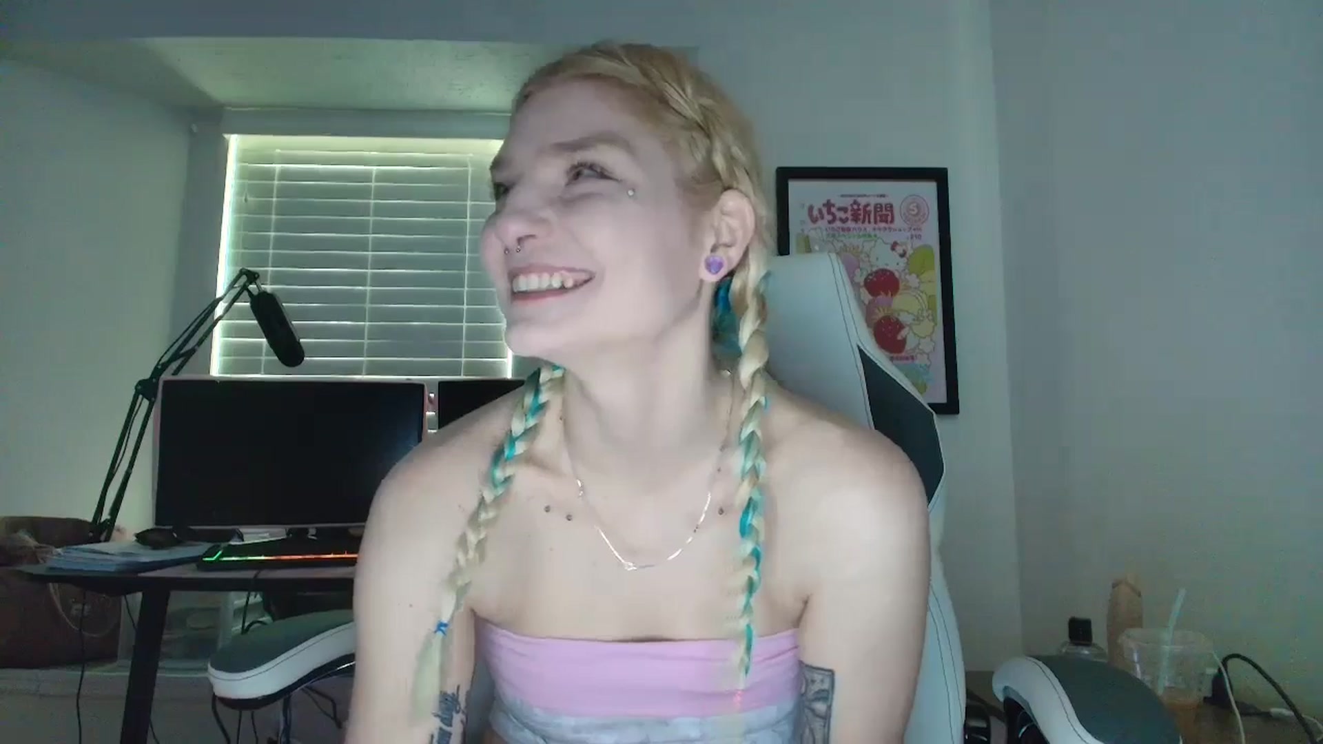 Gallery image thumbnail from DuckChan0's myfreecams stream on, 05/29/2025, 14:41 image 5 of 20