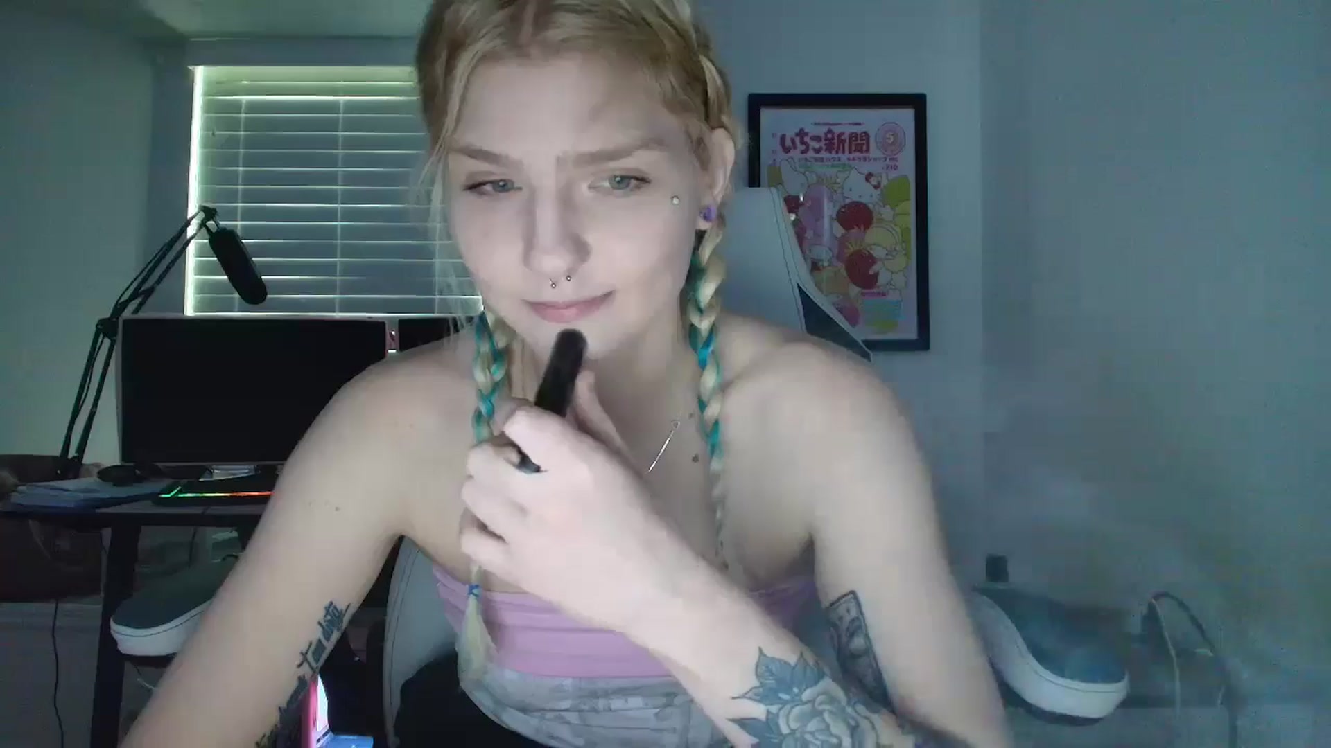 Gallery image thumbnail from DuckChan0's myfreecams stream on, 05/29/2025, 15:27 image 17 of 20