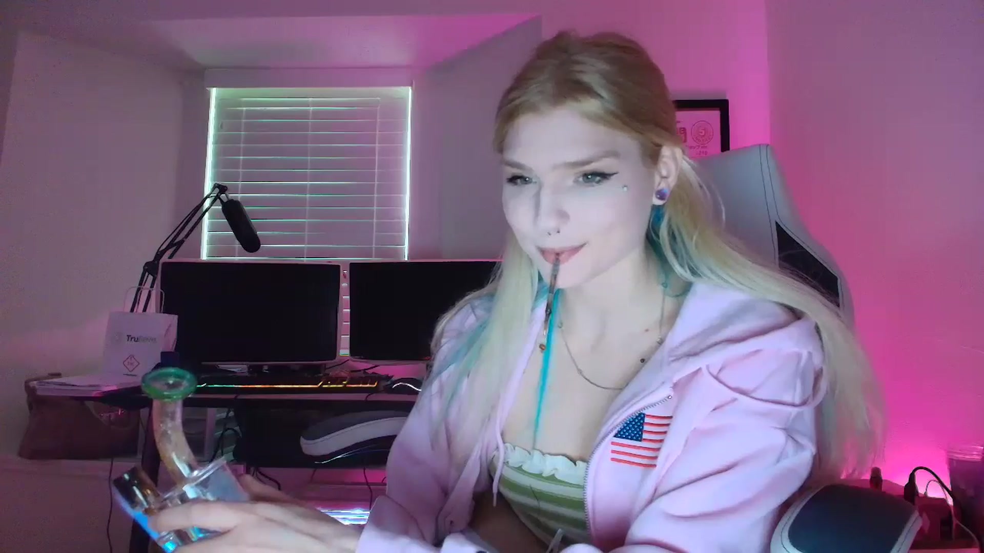 Gallery image thumbnail from DuckChan0's myfreecams stream on, 05/30/2025, 22:45 image 7 of 20
