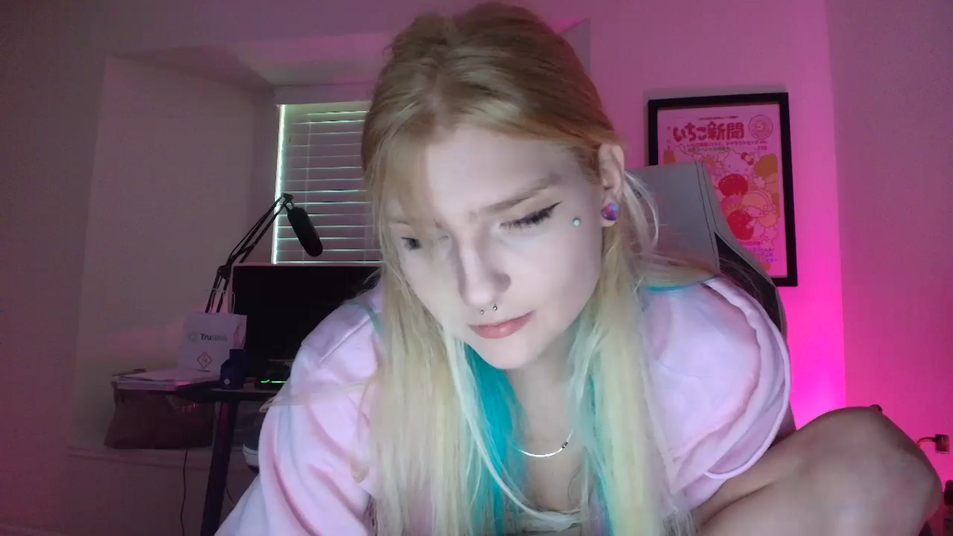 Gallery image thumbnail from DuckChan0's myfreecams stream on, 05/30/2025, 22:45 image 2 of 20