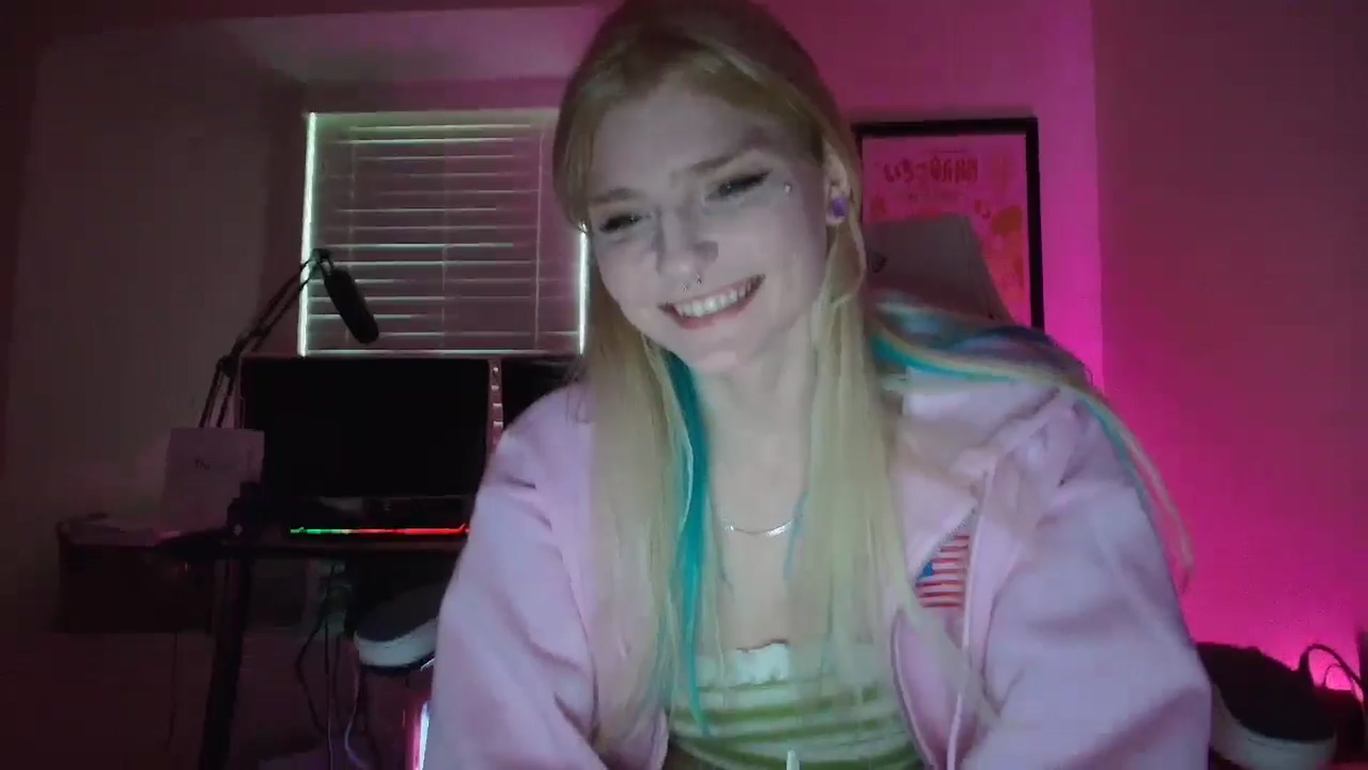 Gallery image thumbnail from DuckChan0's myfreecams stream on, 05/30/2025, 22:45 image 20 of 20