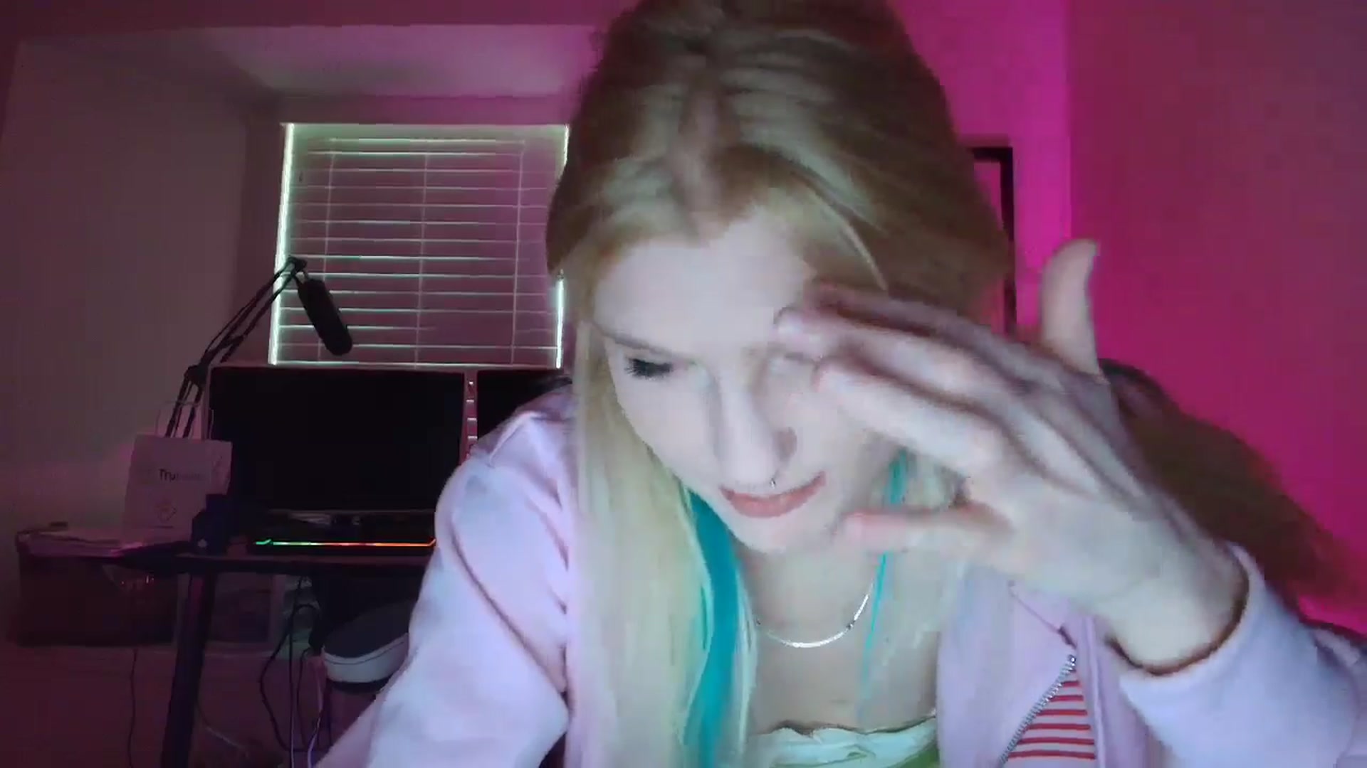 Gallery image thumbnail from DuckChan0's myfreecams stream on, 05/30/2025, 22:45 image 16 of 20