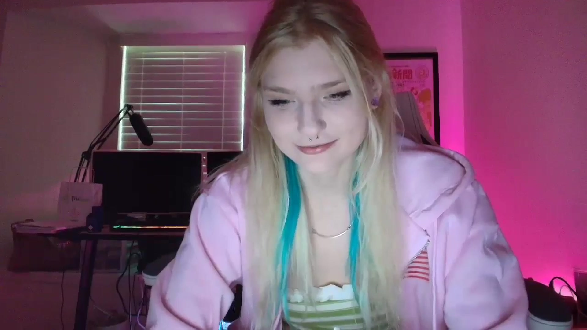 Gallery image thumbnail from DuckChan0's myfreecams stream on, 05/30/2025, 22:45 image 14 of 20