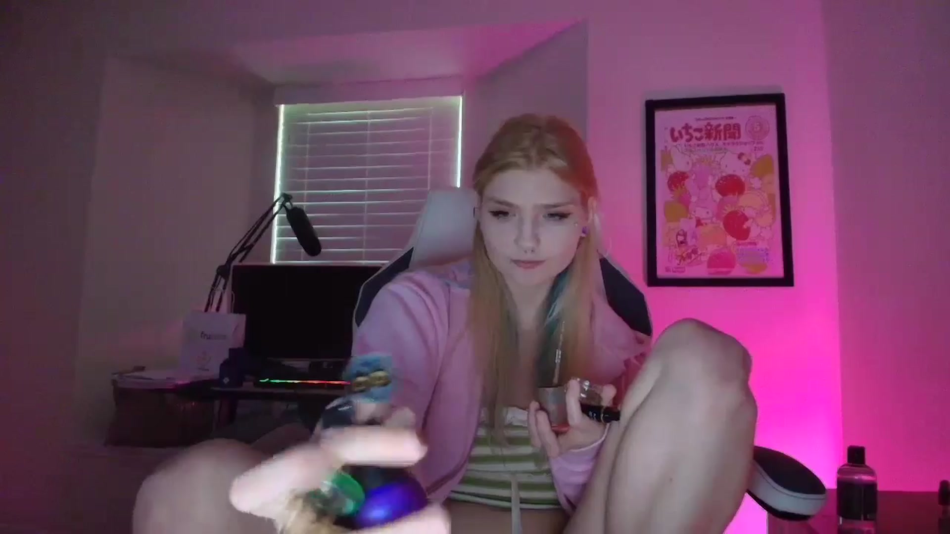 Gallery image thumbnail from DuckChan0's myfreecams stream on, 05/30/2025, 22:45 image 4 of 20