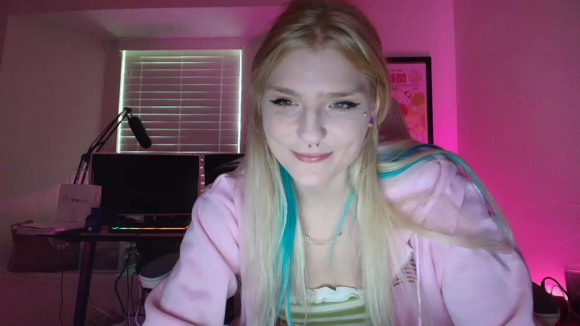 Gallery image thumbnail from DuckChan0's myfreecams stream on, 05/30/2025, 22:45 image 18 of 20
