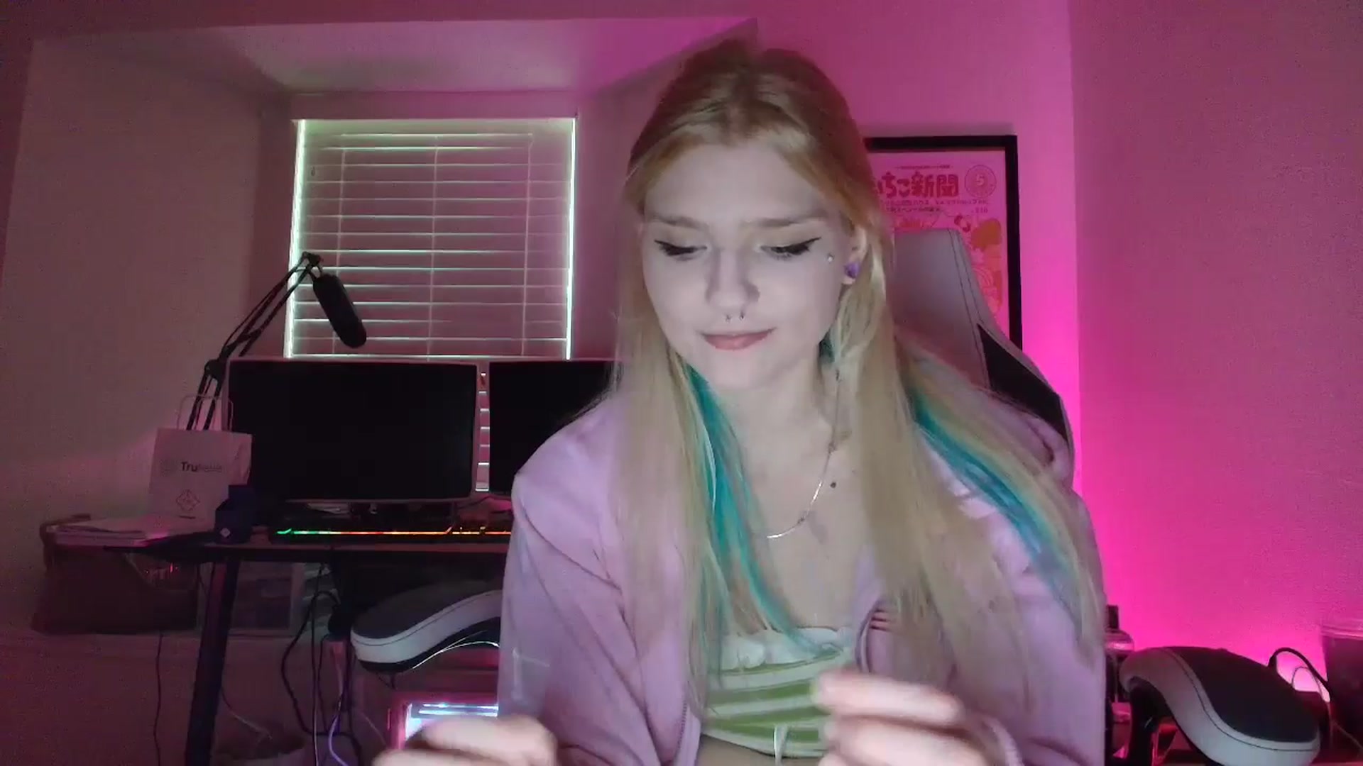Gallery image thumbnail from DuckChan0's myfreecams stream on, 05/30/2025, 22:45 image 12 of 20