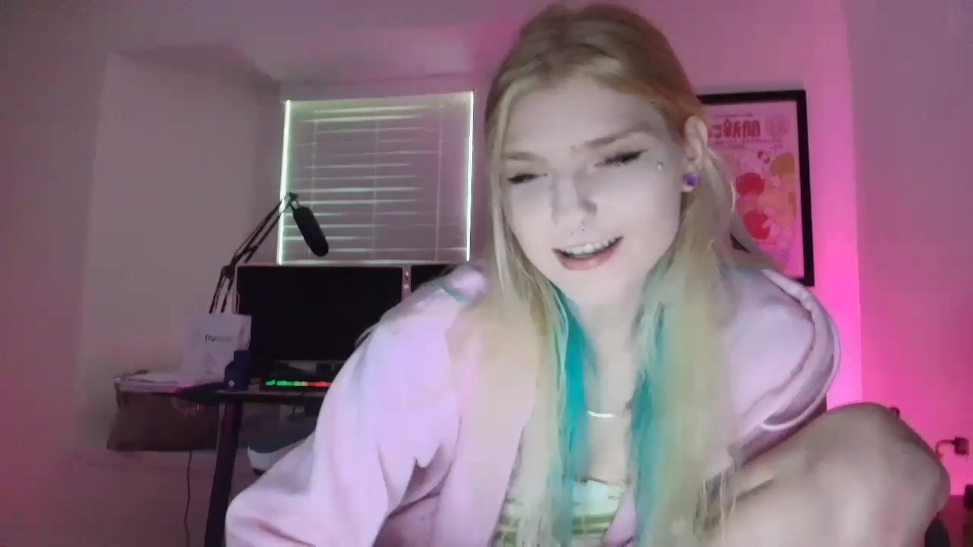 Gallery image thumbnail from DuckChan0's myfreecams stream on, 05/30/2025, 22:45 image 1 of 20
