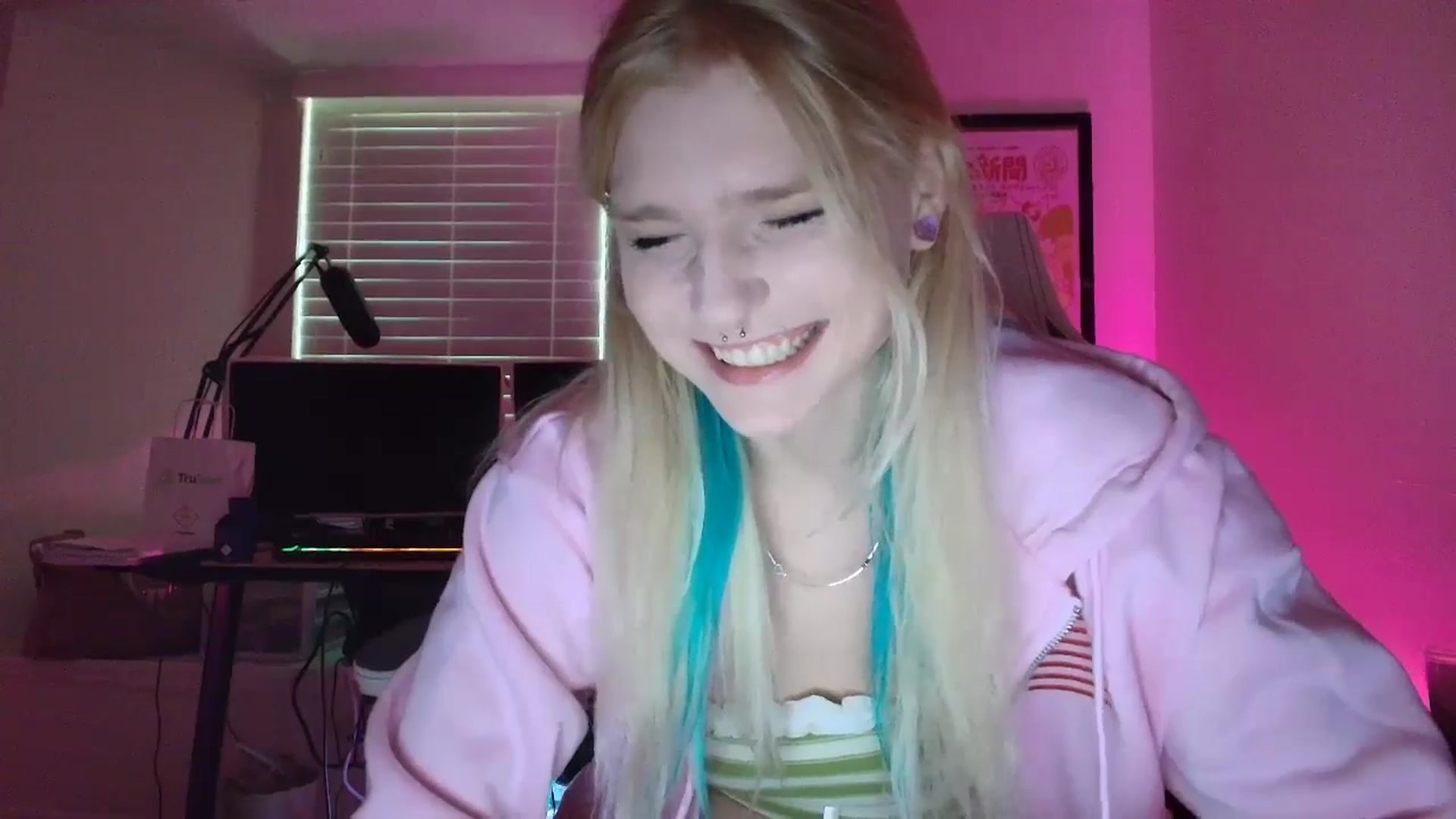 Gallery image thumbnail from DuckChan0's myfreecams stream on, 05/30/2025, 22:45 image 15 of 20