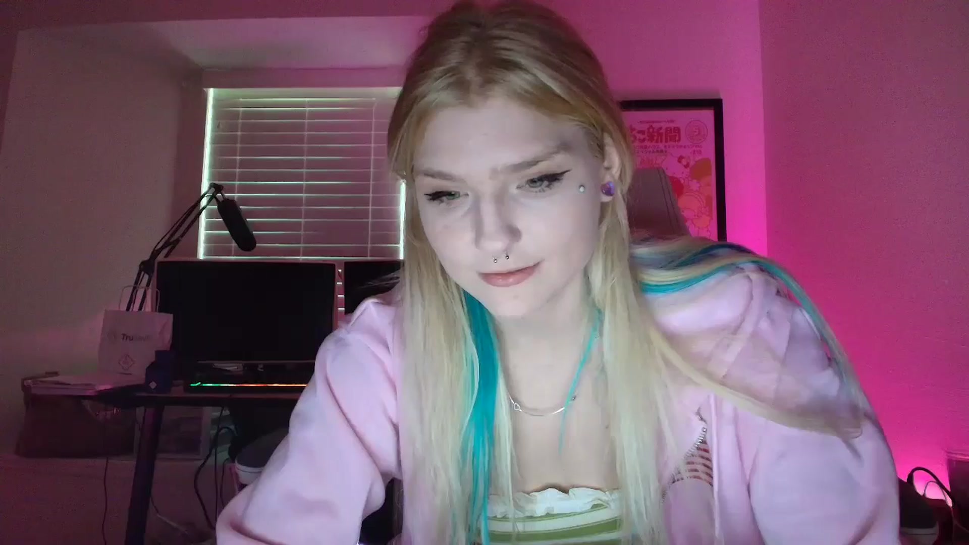 Gallery image thumbnail from DuckChan0's myfreecams stream on, 05/30/2025, 22:45 image 19 of 20