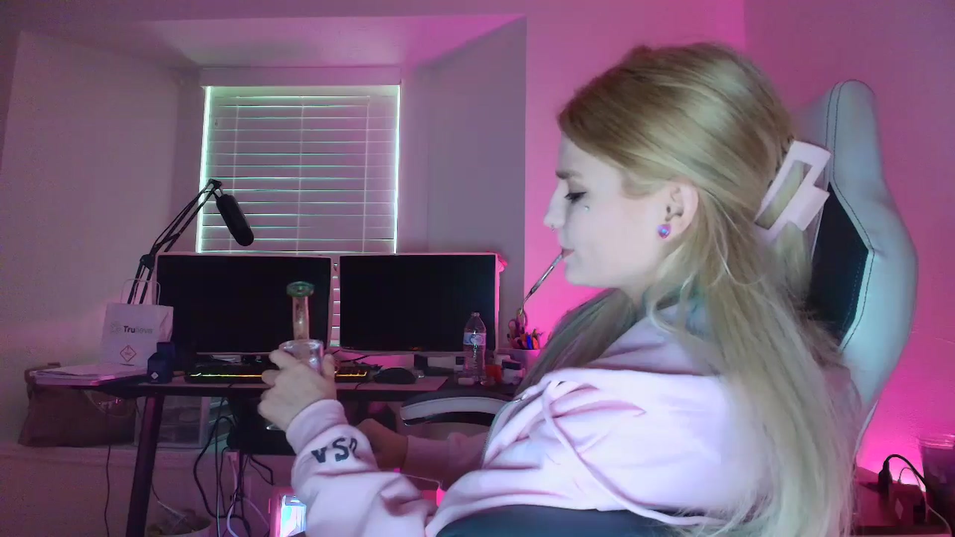 Gallery image thumbnail from DuckChan0's myfreecams stream on, 05/30/2025, 22:45 image 8 of 20