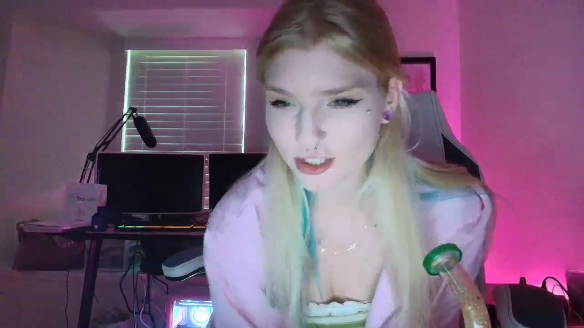 Gallery image thumbnail from DuckChan0's myfreecams stream on, 05/30/2025, 22:45 image 10 of 20