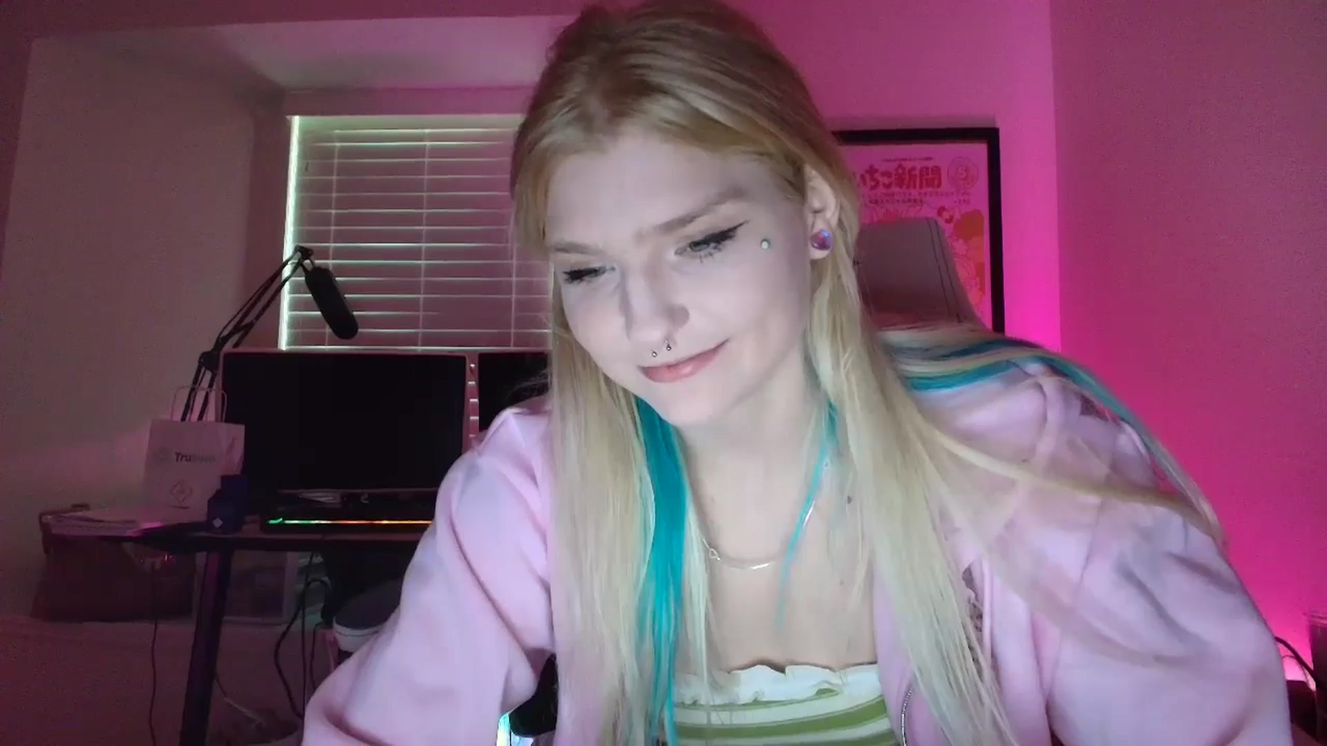 Gallery image thumbnail from DuckChan0's myfreecams stream on, 05/30/2025, 22:45 image 17 of 20