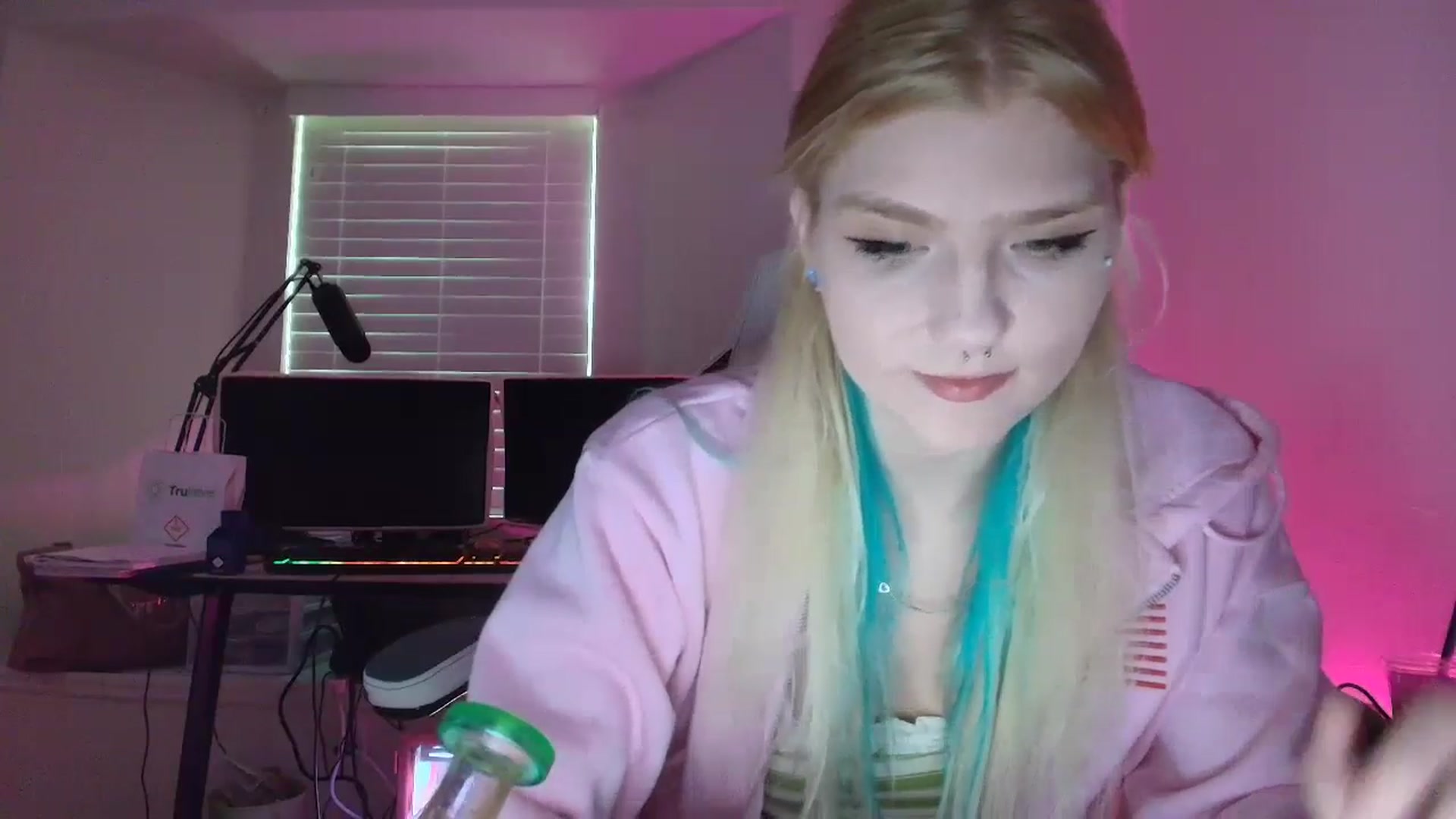 Gallery image thumbnail from DuckChan0's myfreecams stream on, 05/30/2025, 22:45 image 5 of 20