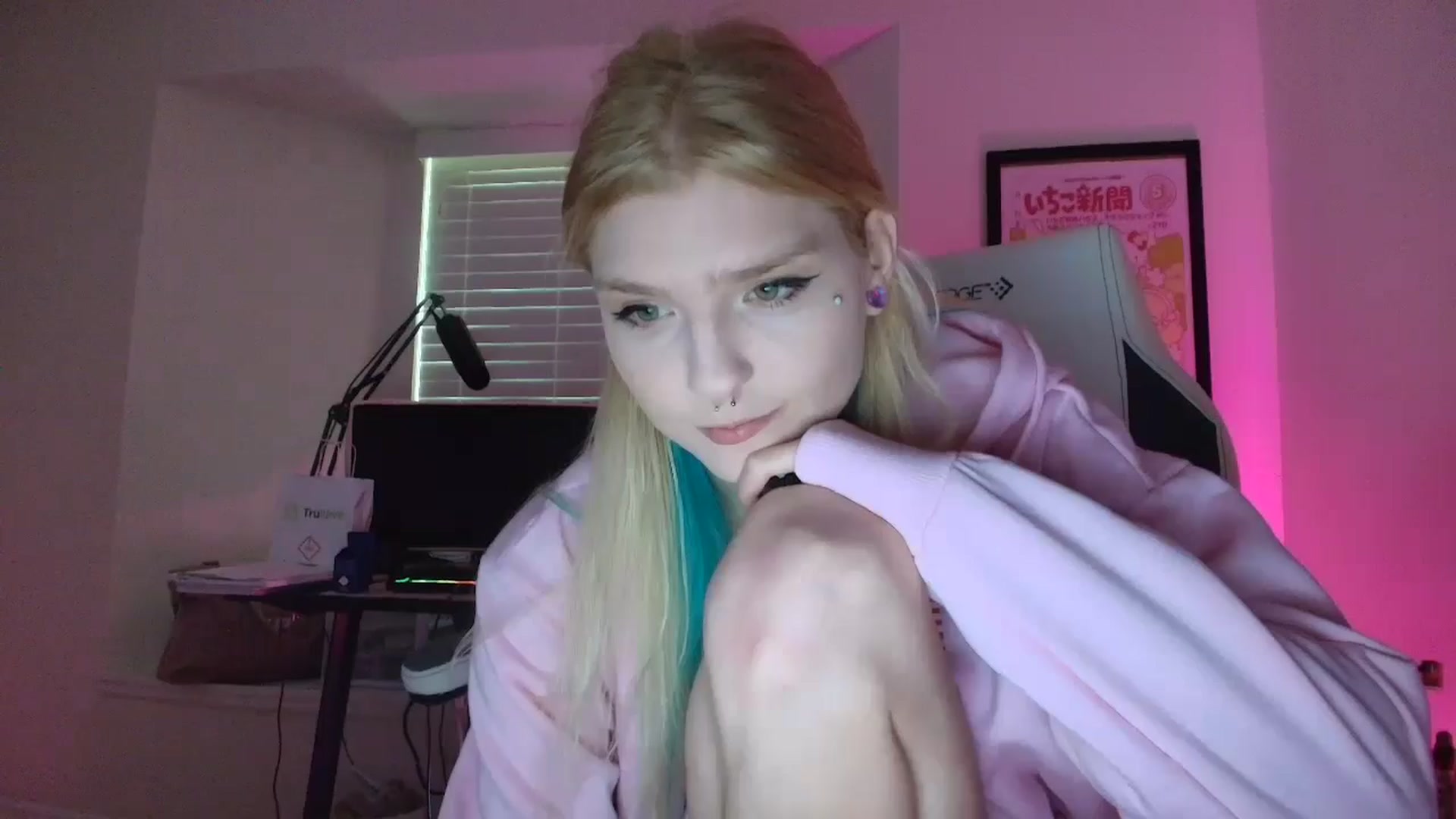 Gallery image thumbnail from DuckChan0's myfreecams stream on, 05/30/2025, 22:45 image 3 of 20
