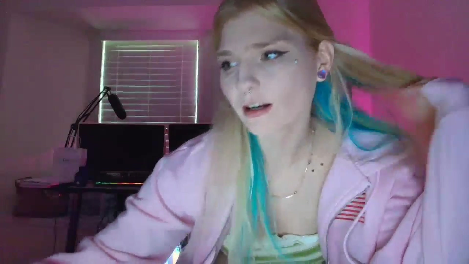 Gallery image thumbnail from DuckChan0's myfreecams stream on, 05/30/2025, 22:45 image 11 of 20