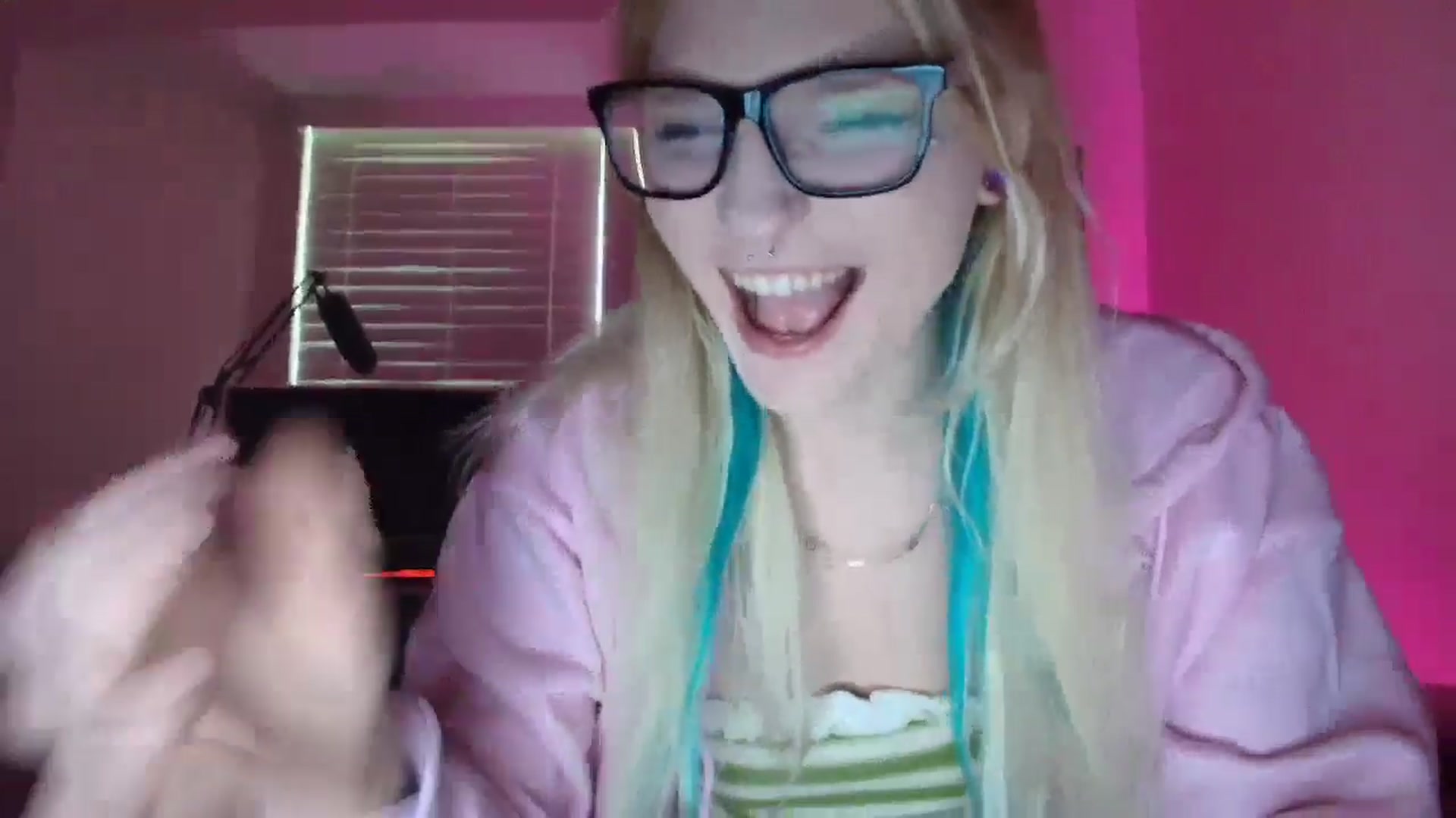 Gallery image thumbnail from DuckChan0's myfreecams stream on, 05/30/2025, 22:45 image 13 of 20