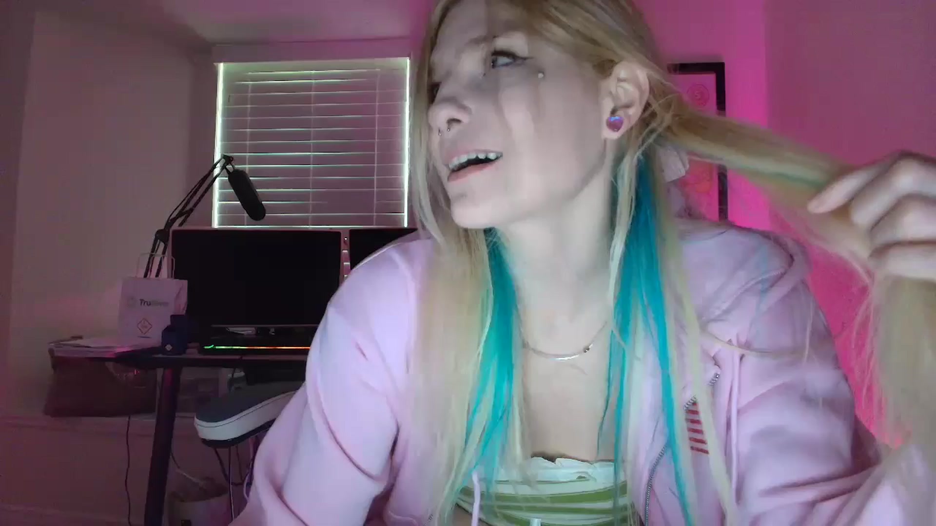Gallery image thumbnail from DuckChan0's myfreecams stream on, 05/30/2025, 23:21 image 8 of 20