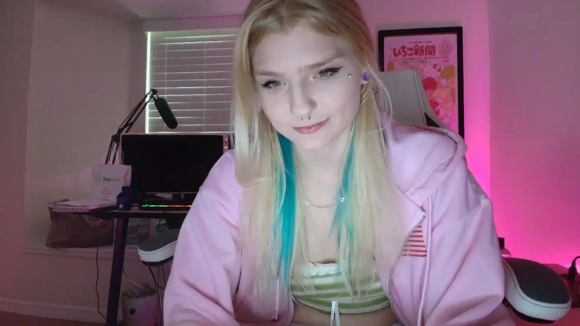 Gallery image thumbnail from DuckChan0's myfreecams stream on, 05/30/2025, 23:21 image 14 of 20