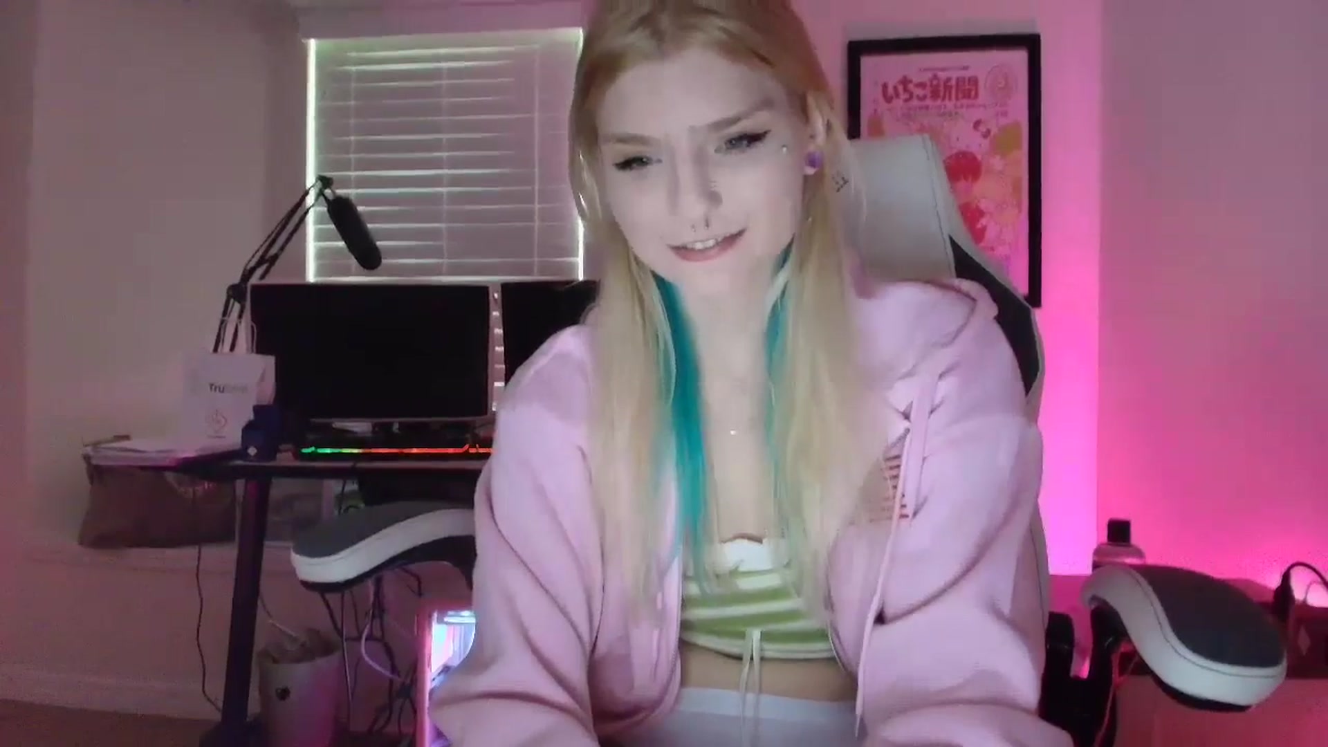Gallery image thumbnail from DuckChan0's myfreecams stream on, 05/30/2025, 23:21 image 11 of 20