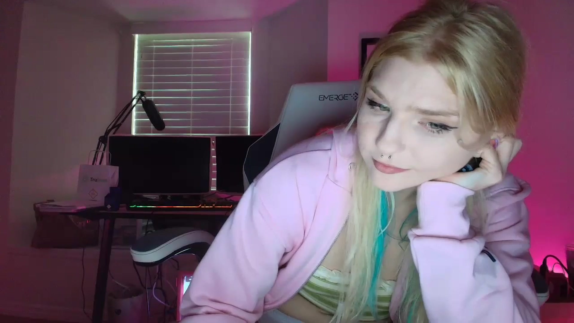 Gallery image thumbnail from DuckChan0's myfreecams stream on, 05/30/2025, 23:21 image 4 of 20