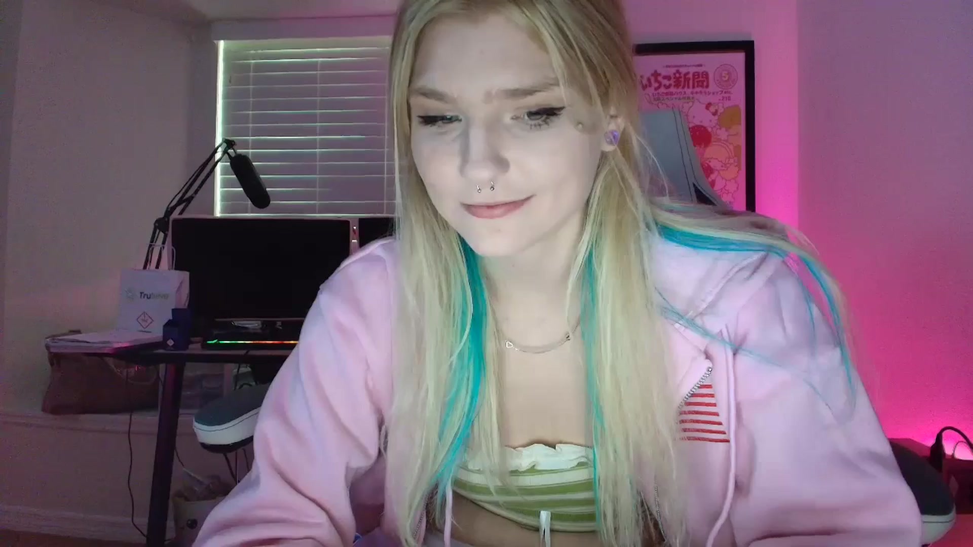 Gallery image thumbnail from DuckChan0's myfreecams stream on, 05/30/2025, 23:21 image 7 of 20