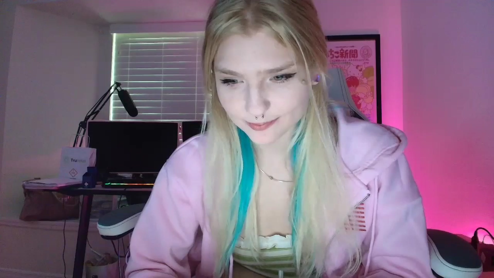 Gallery image thumbnail from DuckChan0's myfreecams stream on, 05/30/2025, 23:21 image 6 of 20