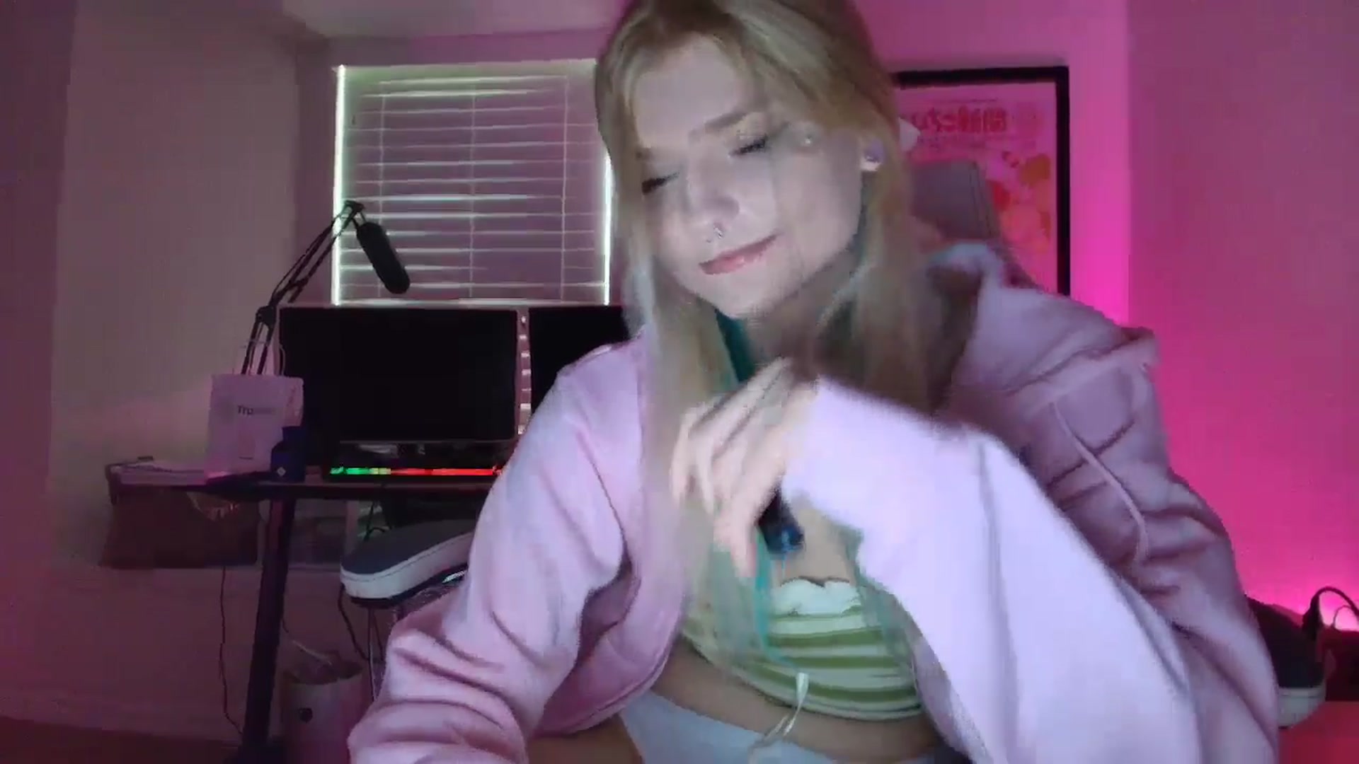Gallery image thumbnail from DuckChan0's myfreecams stream on, 05/30/2025, 23:21 image 2 of 20