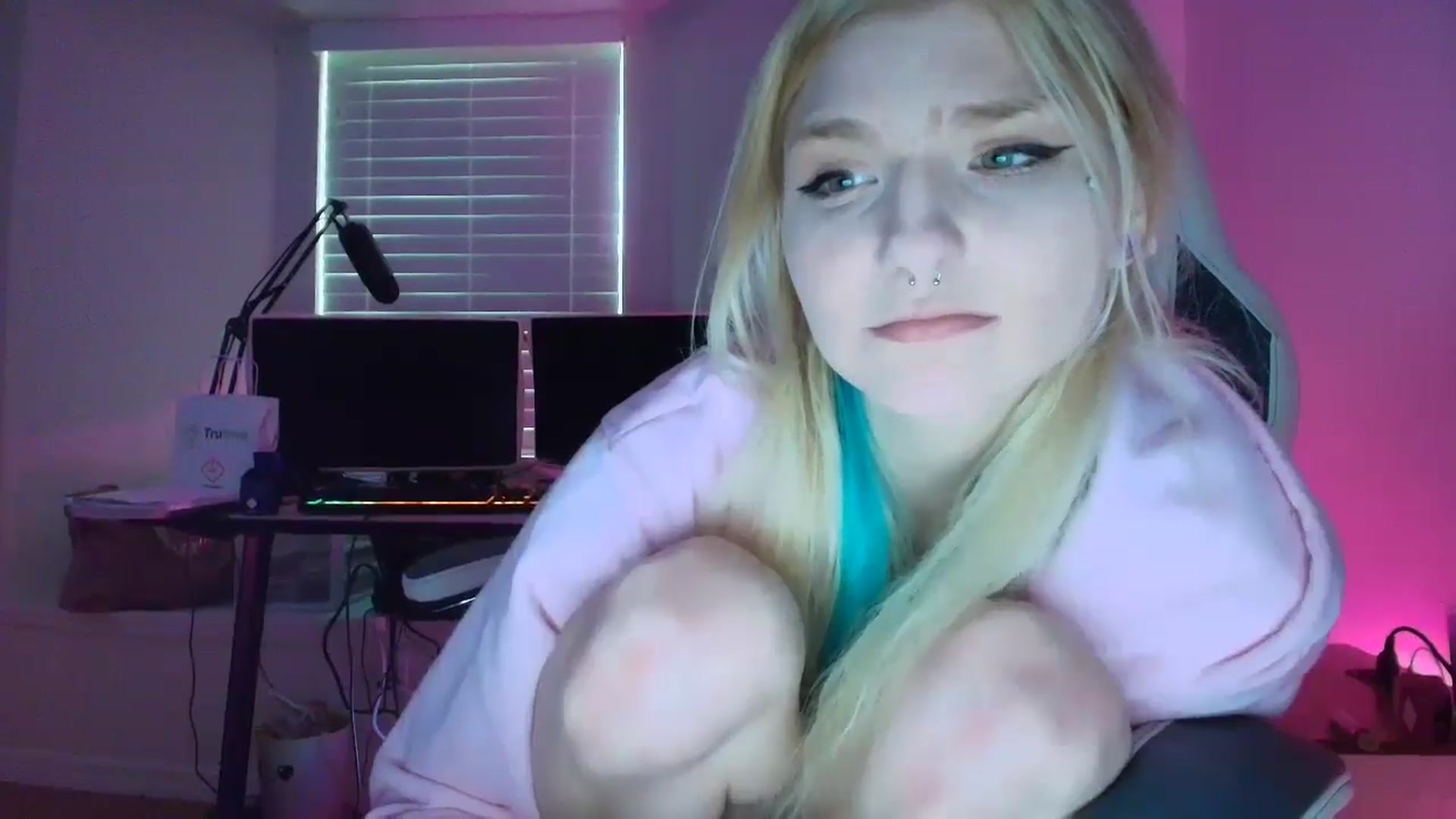 Gallery image thumbnail from DuckChan0's myfreecams stream on, 05/30/2025, 23:21 image 19 of 20