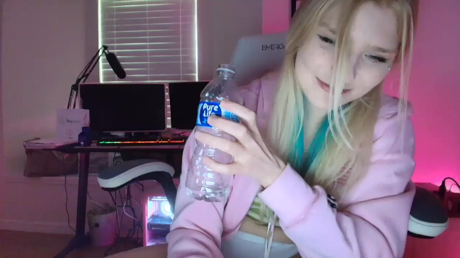 Gallery image thumbnail from DuckChan0's myfreecams stream on, 05/30/2025, 23:21 image 10 of 20
