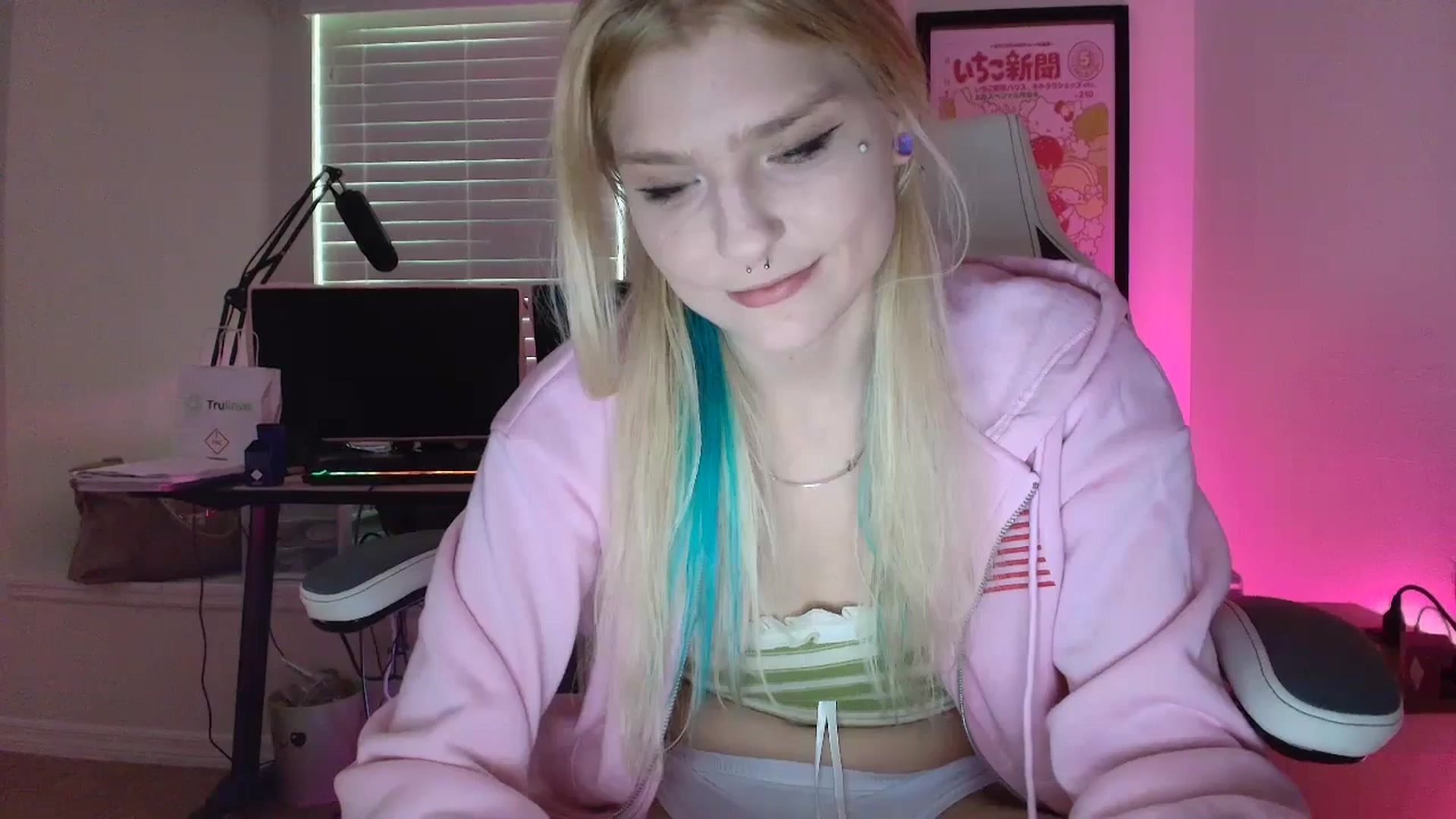 Gallery image thumbnail from DuckChan0's myfreecams stream on, 05/30/2025, 23:21 image 12 of 20