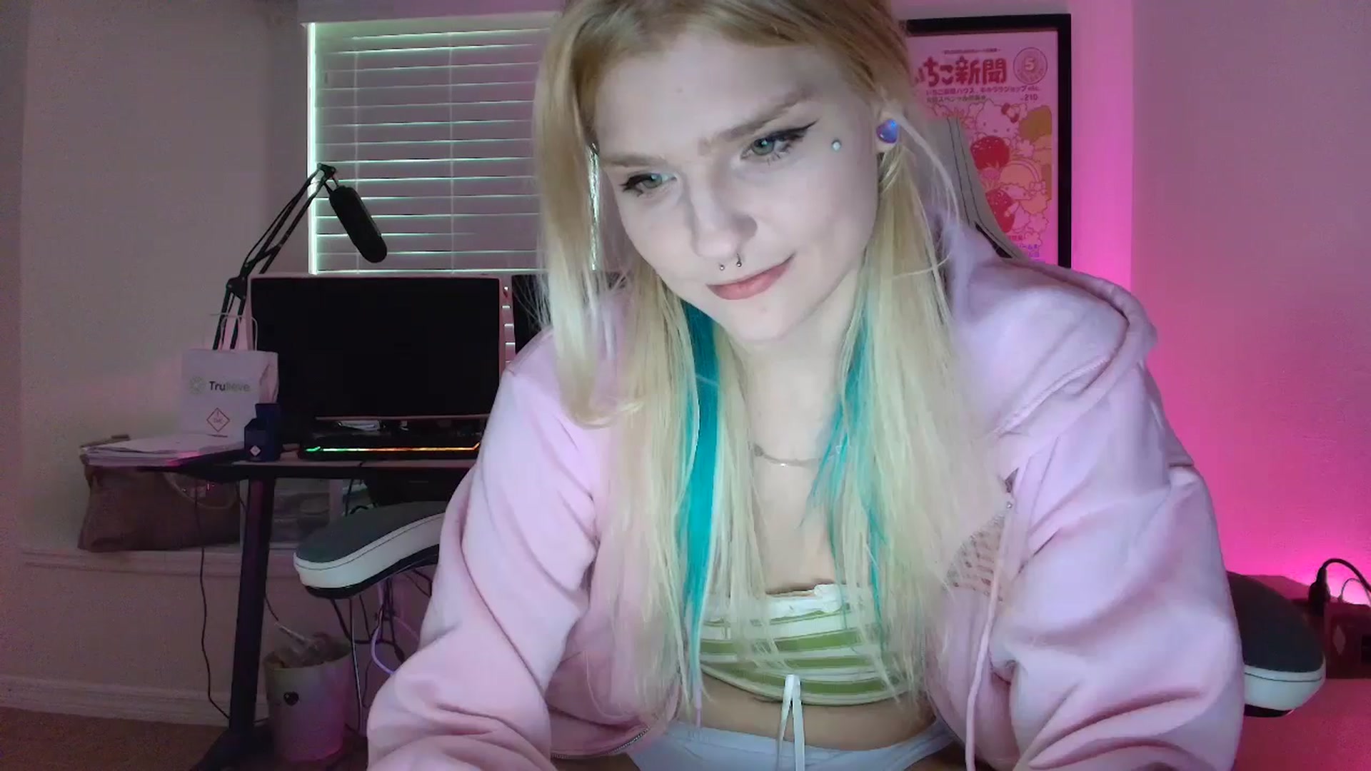 Gallery image thumbnail from DuckChan0's myfreecams stream on, 05/30/2025, 23:21 image 13 of 20