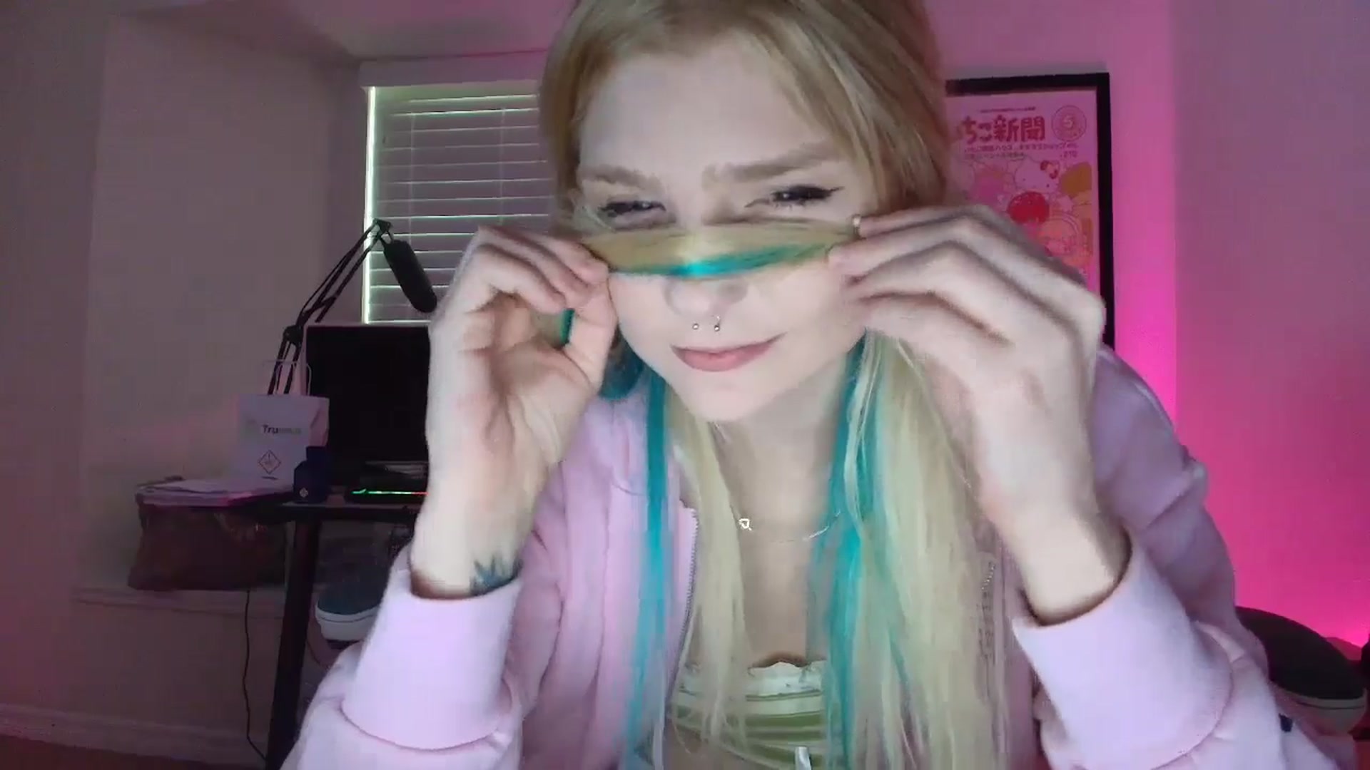Gallery image thumbnail from DuckChan0's myfreecams stream on, 05/30/2025, 23:21 image 17 of 20