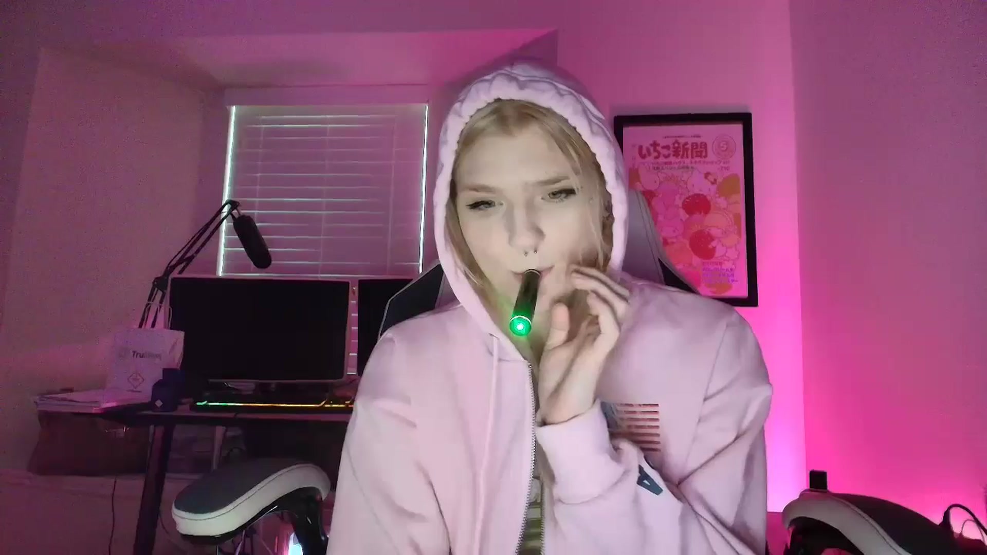 Gallery image thumbnail from DuckChan0's myfreecams stream on, 05/30/2025, 23:42 image 16 of 20