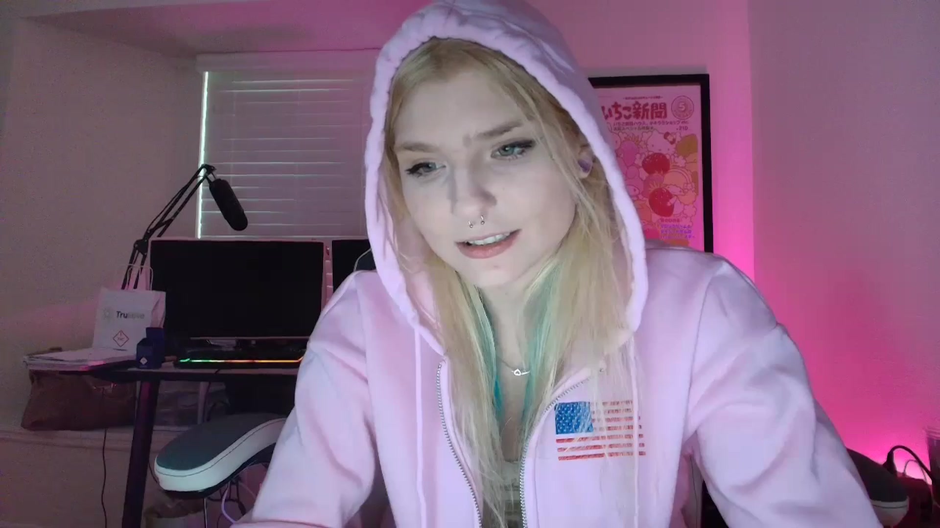 Gallery image thumbnail from DuckChan0's myfreecams stream on, 05/30/2025, 23:42 image 18 of 20