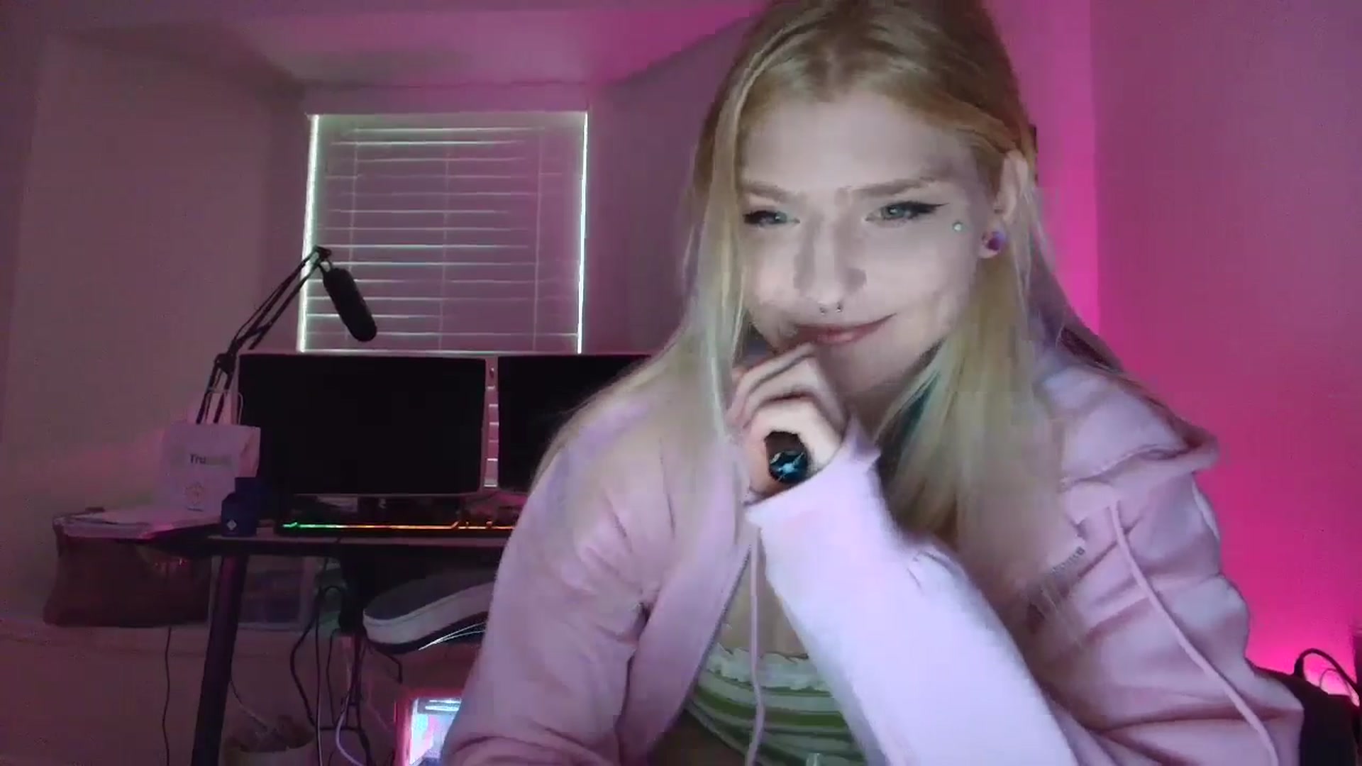 Gallery image thumbnail from DuckChan0's myfreecams stream on, 05/30/2025, 23:42 image 3 of 20