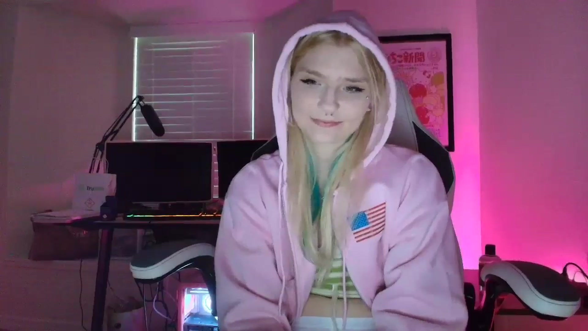 Gallery image thumbnail from DuckChan0's myfreecams stream on, 05/30/2025, 23:42 image 12 of 20