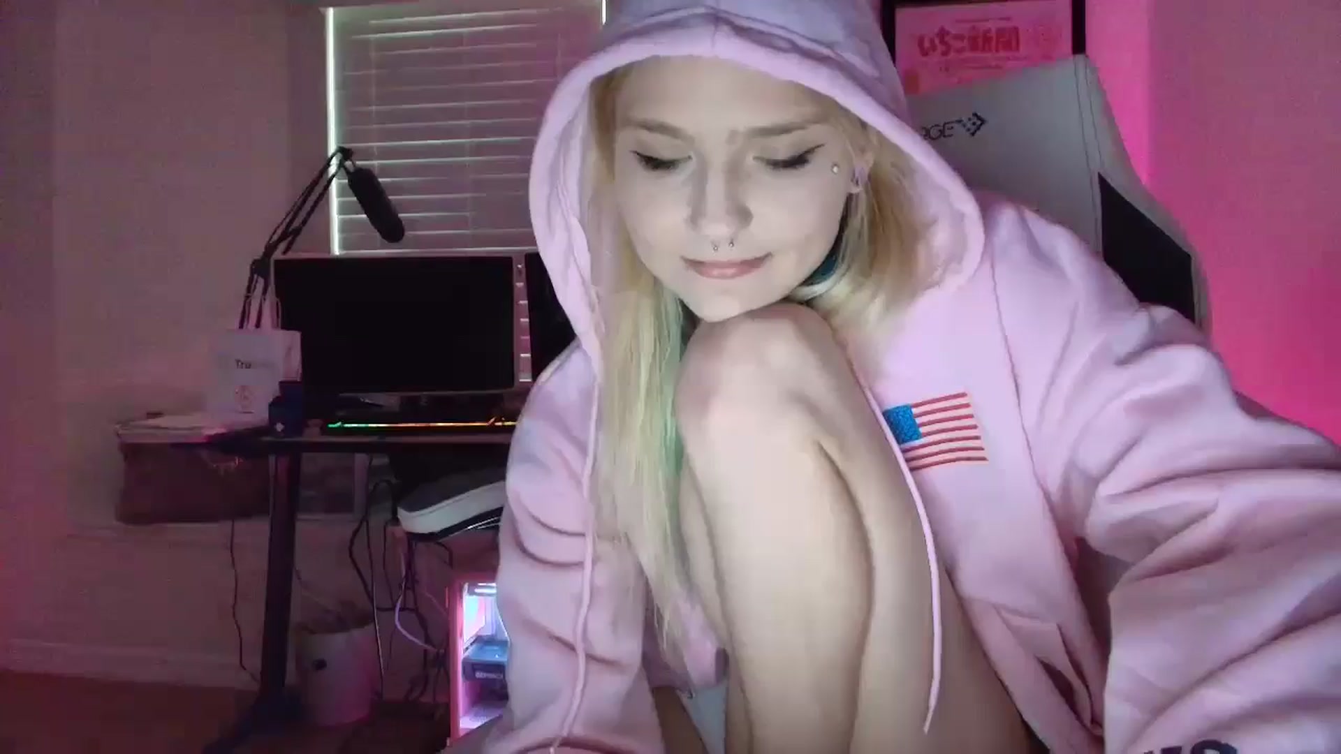 Gallery image thumbnail from DuckChan0's myfreecams stream on, 05/30/2025, 23:42 image 6 of 20