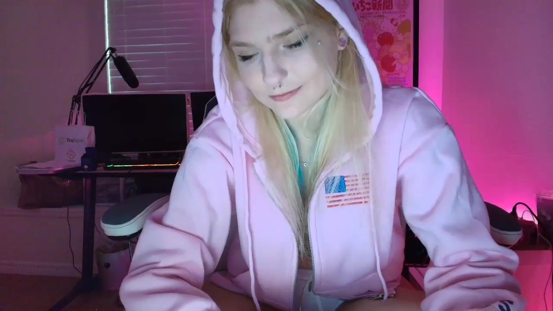 Gallery image thumbnail from DuckChan0's myfreecams stream on, 05/30/2025, 23:42 image 20 of 20