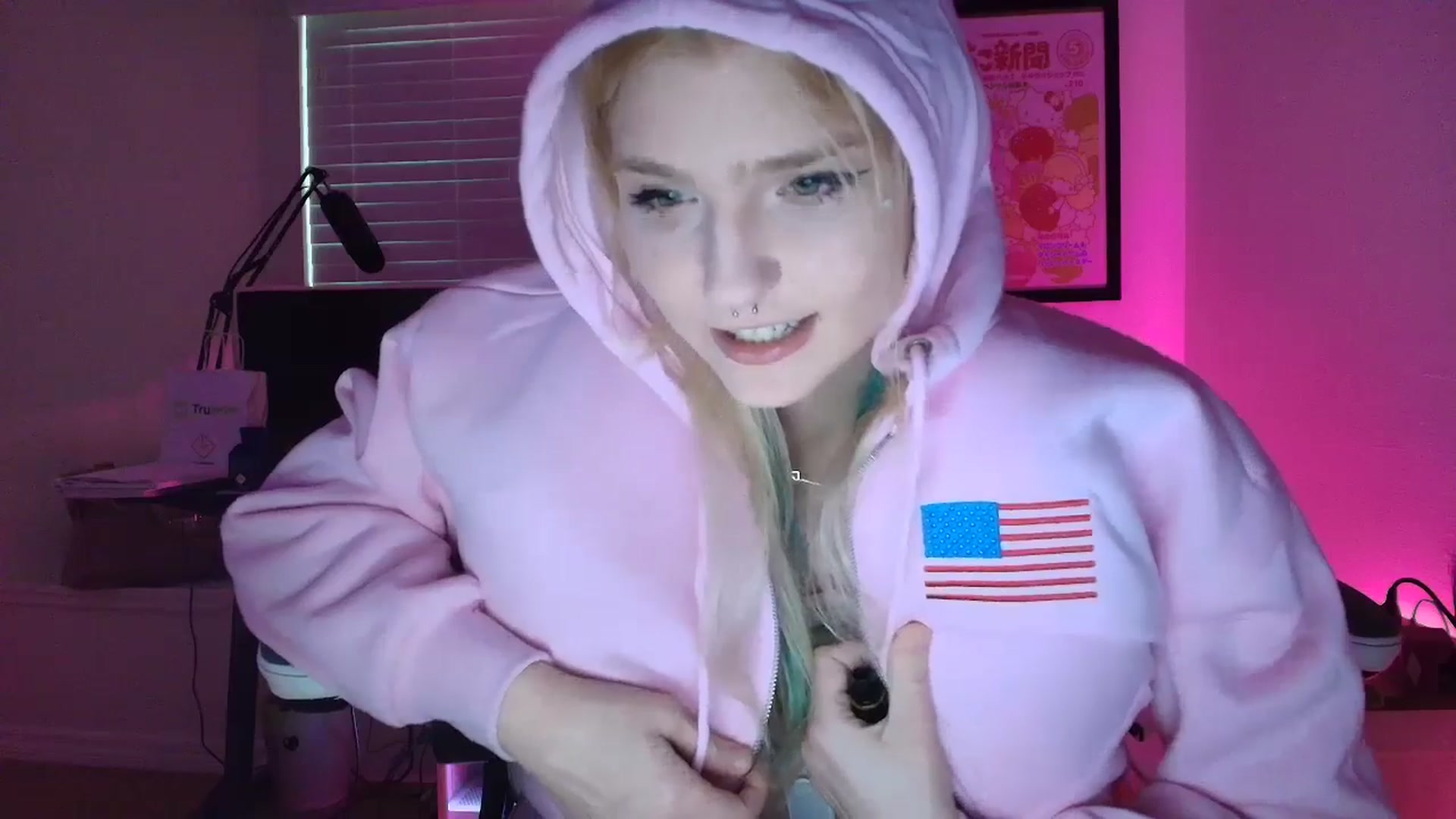 Gallery image thumbnail from DuckChan0's myfreecams stream on, 05/30/2025, 23:42 image 15 of 20