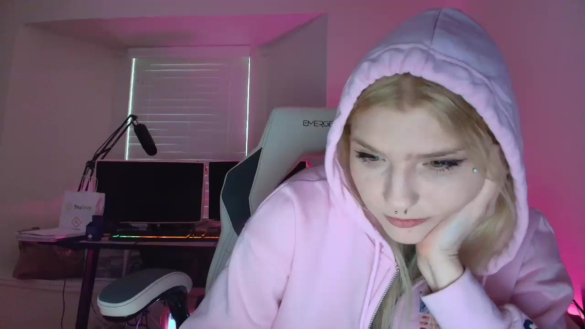 Gallery image thumbnail from DuckChan0's myfreecams stream on, 05/30/2025, 23:42 image 17 of 20