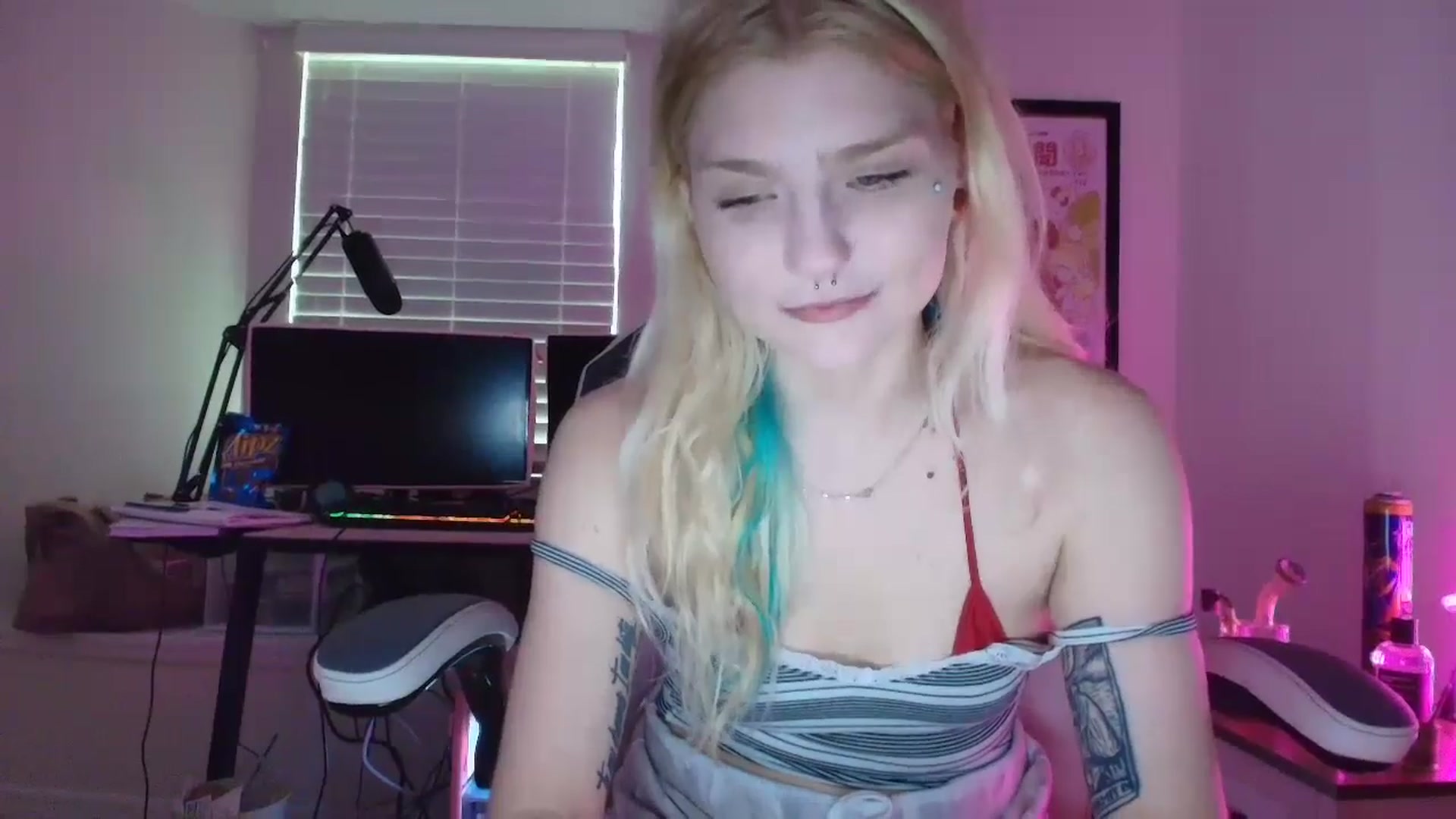 Gallery image thumbnail from DuckChan0's myfreecams stream on, 05/31/2025, 21:29 image 15 of 20