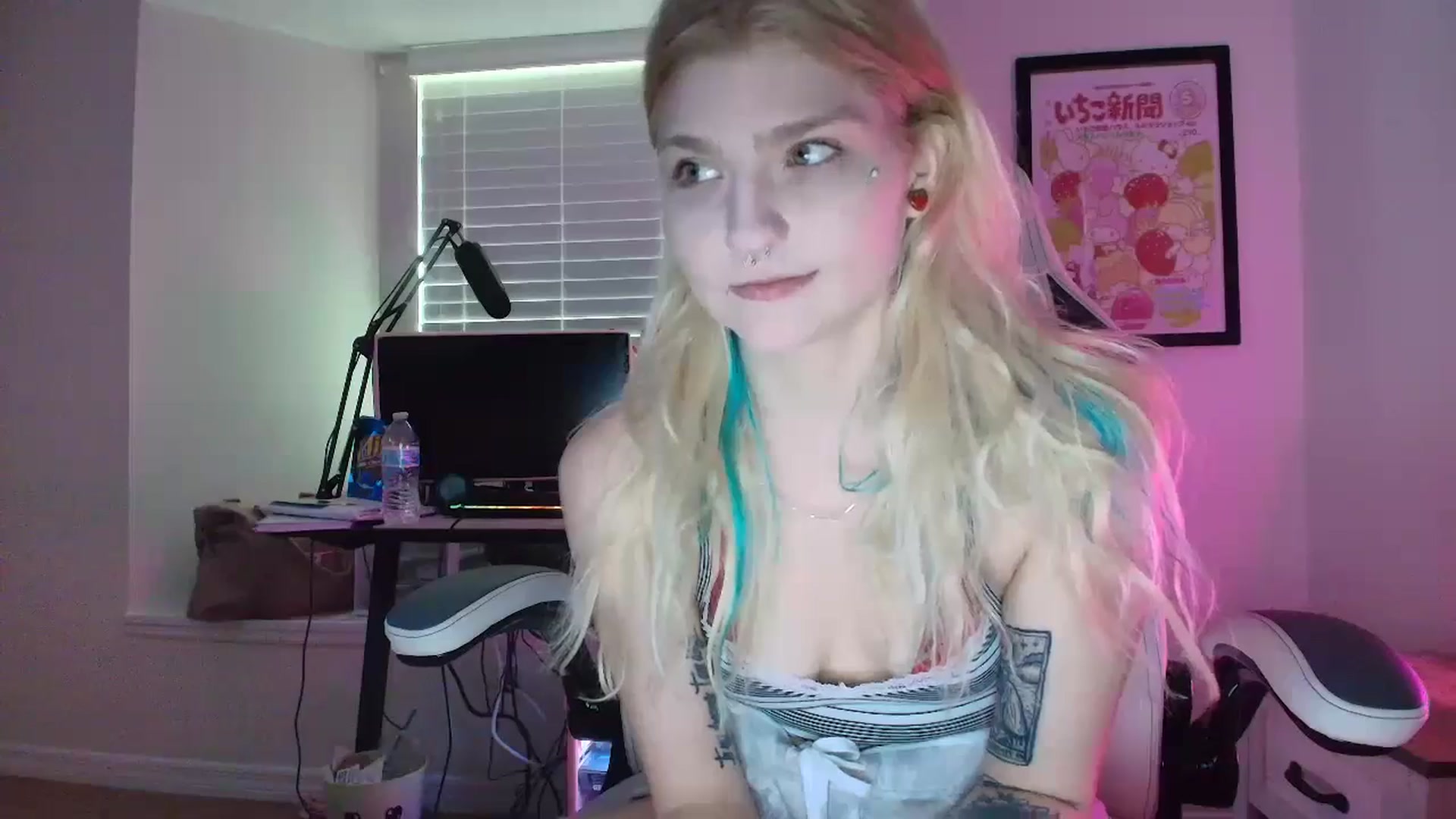 Gallery image thumbnail from DuckChan0's myfreecams stream on, 05/31/2025, 21:29 image 4 of 20