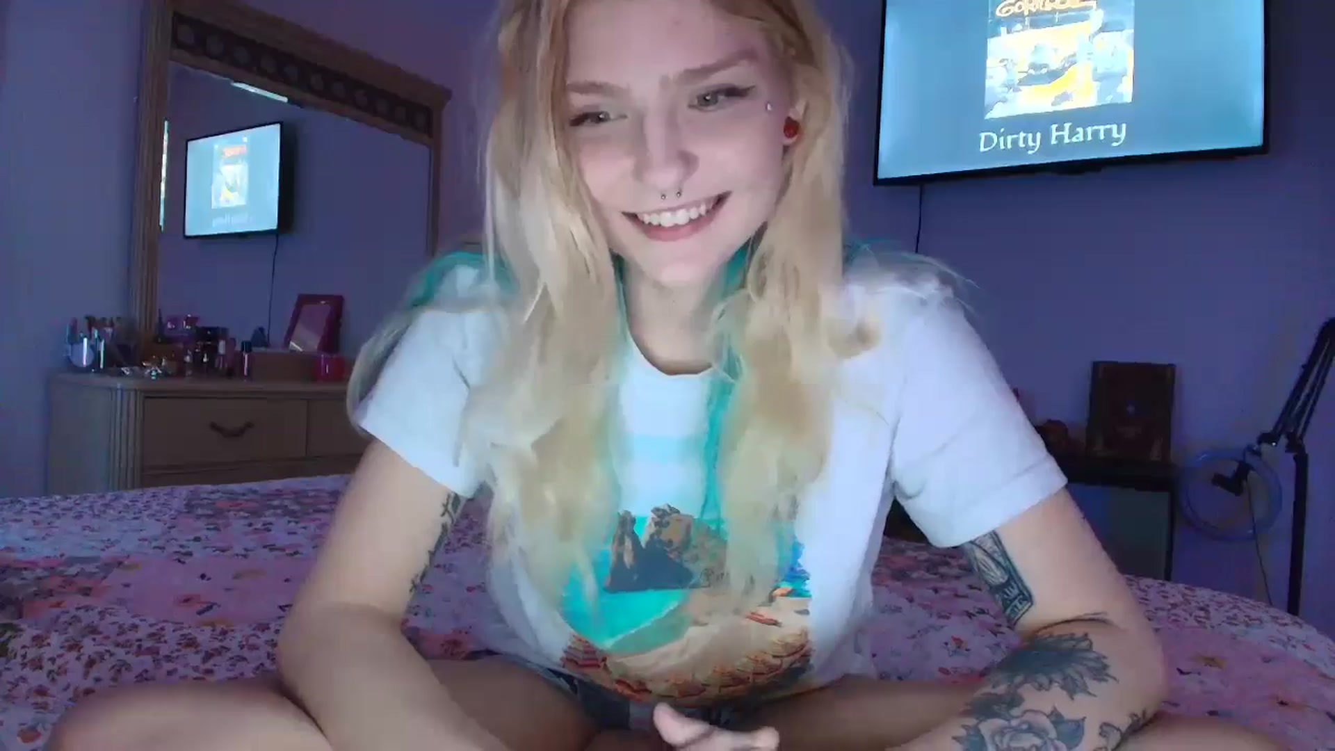 Gallery image thumbnail from DuckChan0's myfreecams stream on, 06/01/2025, 23:08 image 14 of 20