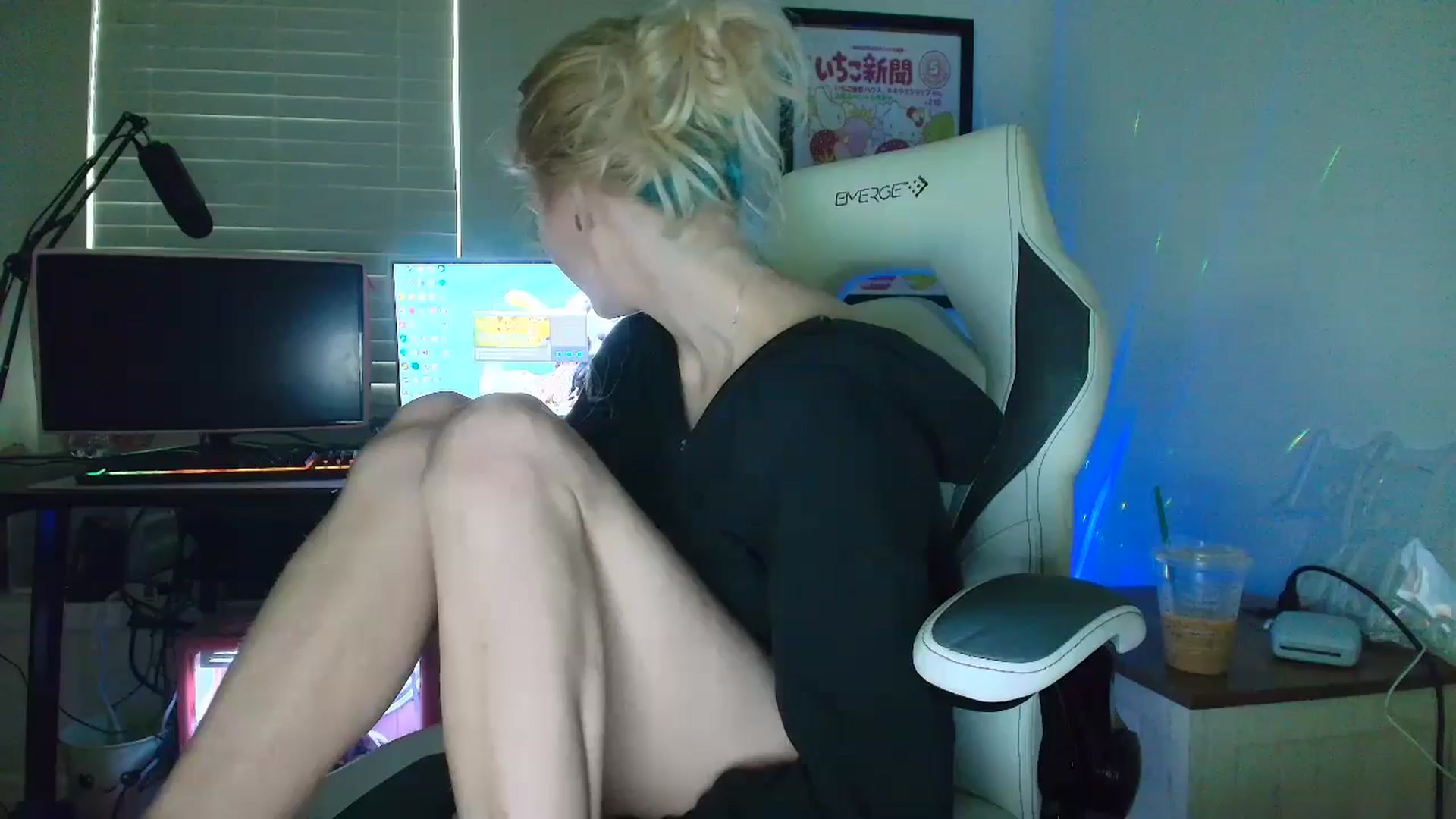 Gallery image thumbnail from DuckChan0's myfreecams stream on, 06/02/2025, 13:36 image 2 of 20