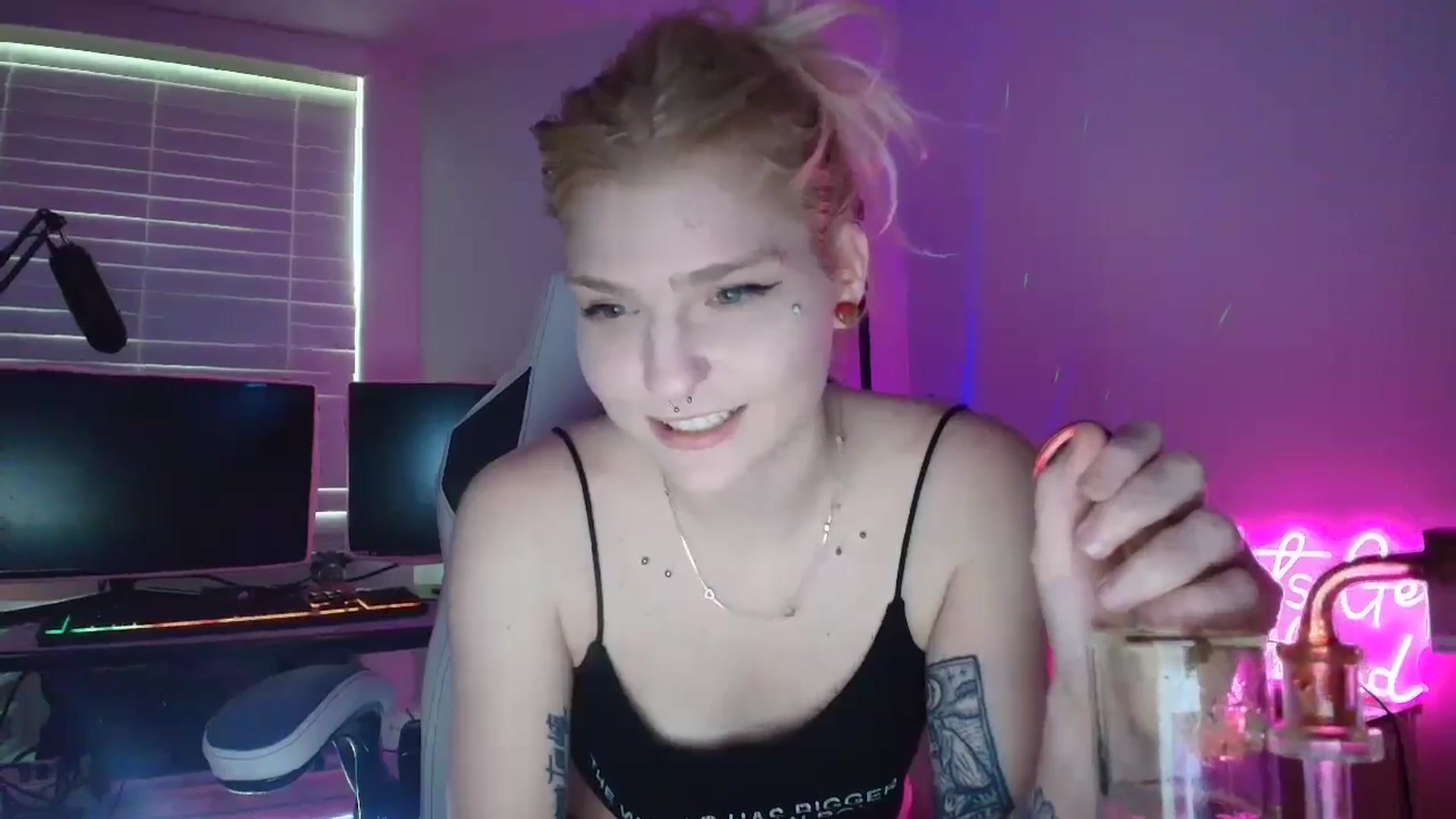 Gallery image thumbnail from DuckChan0's myfreecams stream on, 06/02/2025, 21:33 image 5 of 20