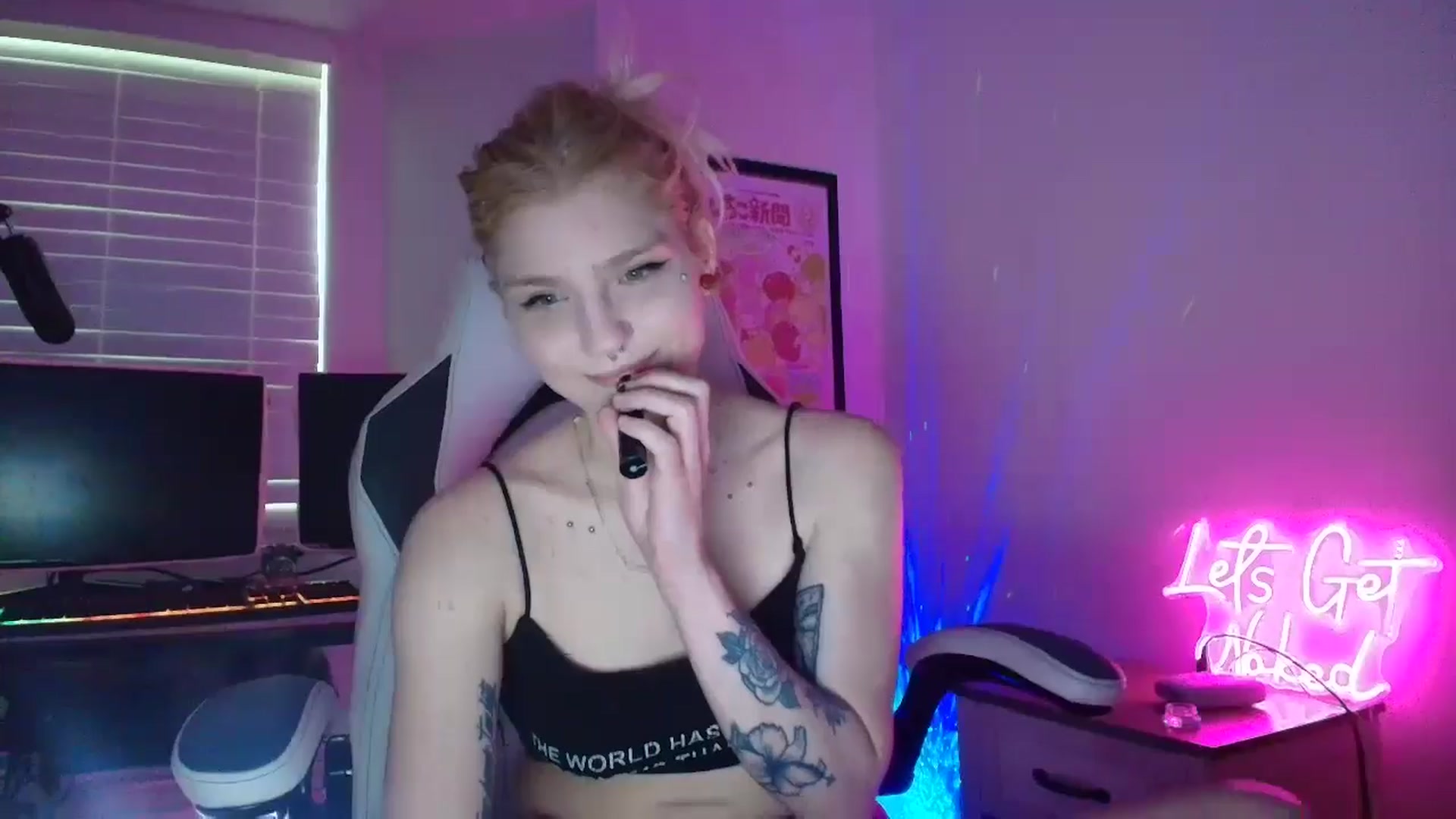 Gallery image thumbnail from DuckChan0's myfreecams stream on, 06/02/2025, 21:33 image 7 of 20